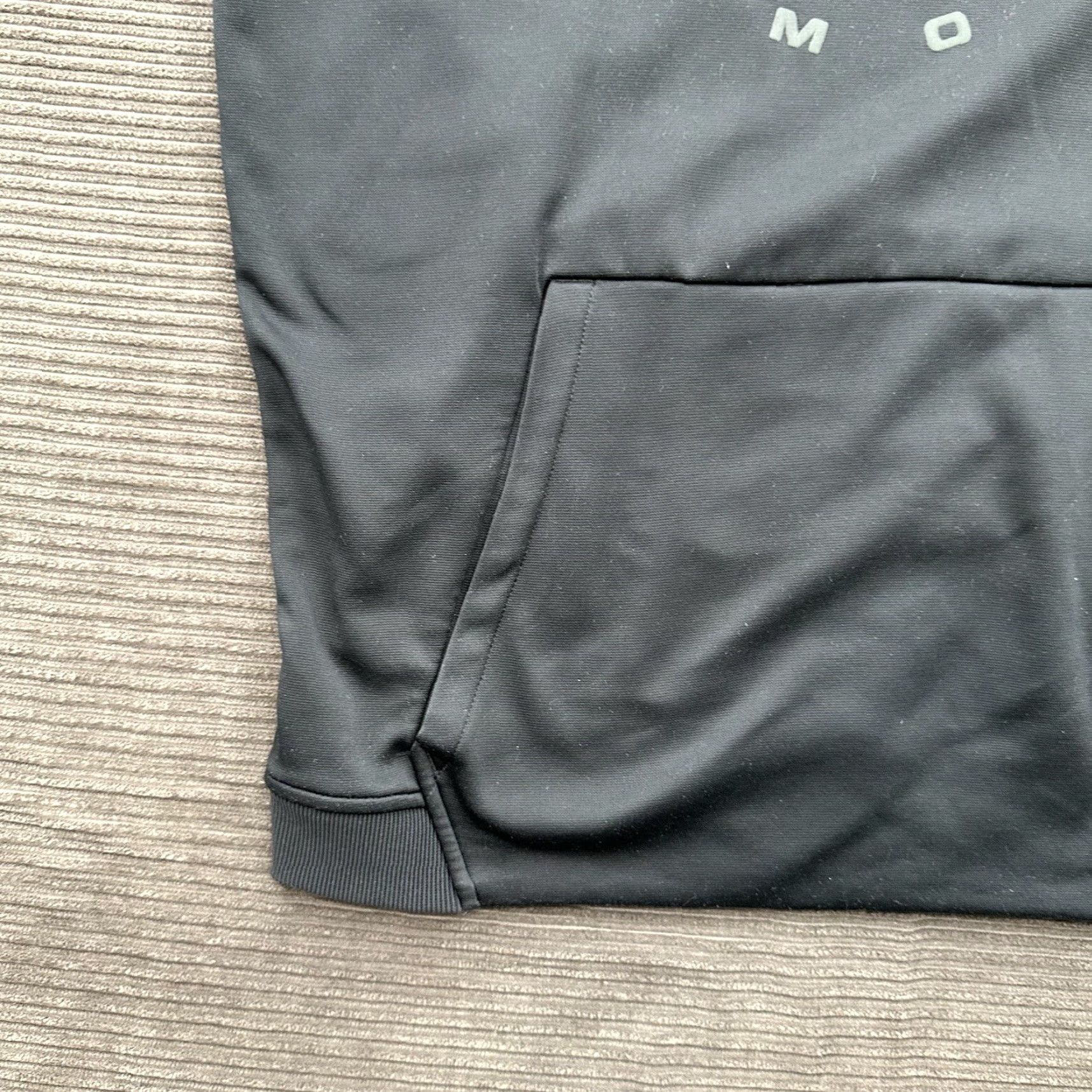 Under Armour Under Armour Hoodie Men Medium Black Polyester Gym Training Regular Crew Neck Hooded Pockets All Seasons Sports 2010s (if applicable) Size US M / EU 48-50 / 2 - 6 Thumbnail