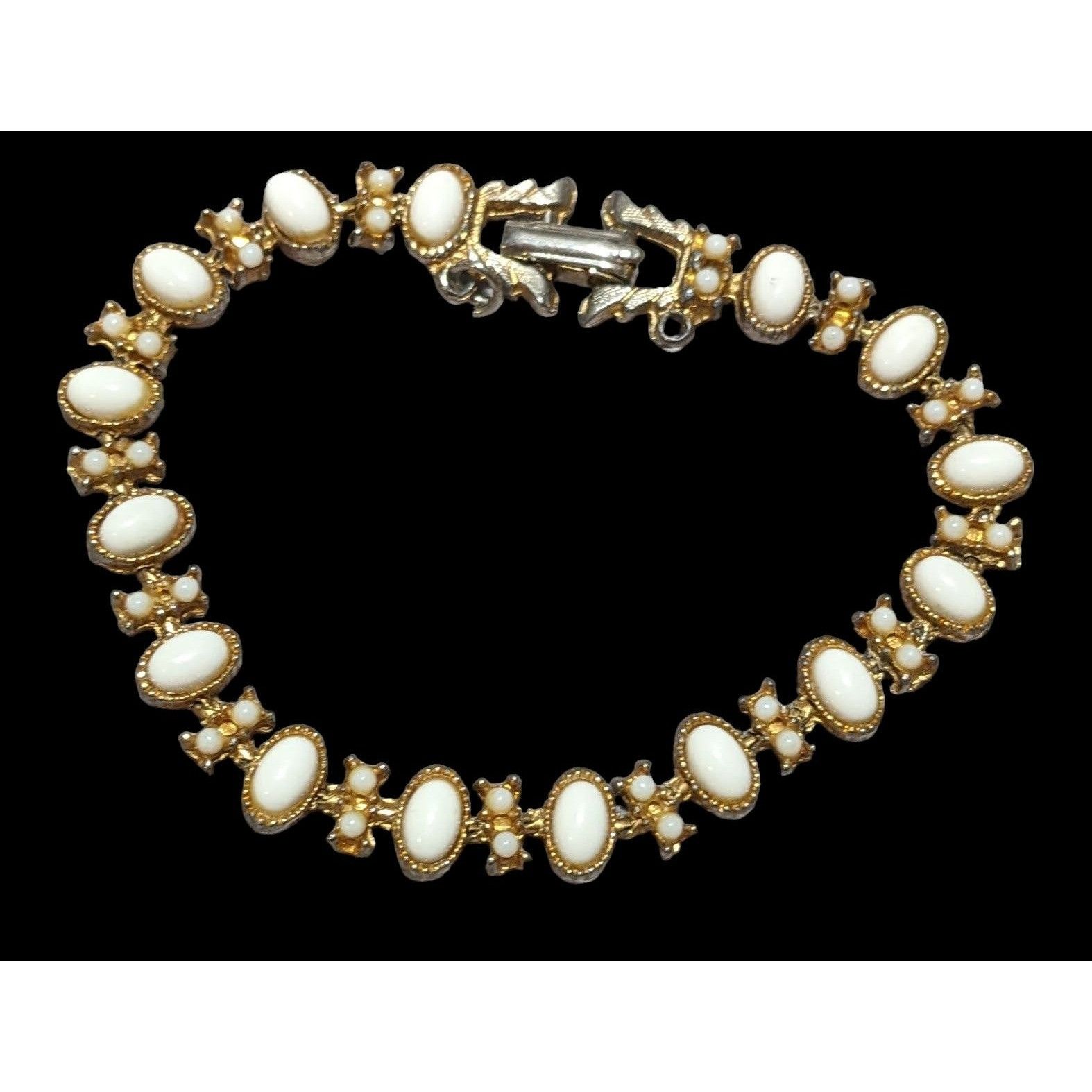 Other Vintage White Cabochon Bracelet Size ONE SIZE - 1 Thumbnail