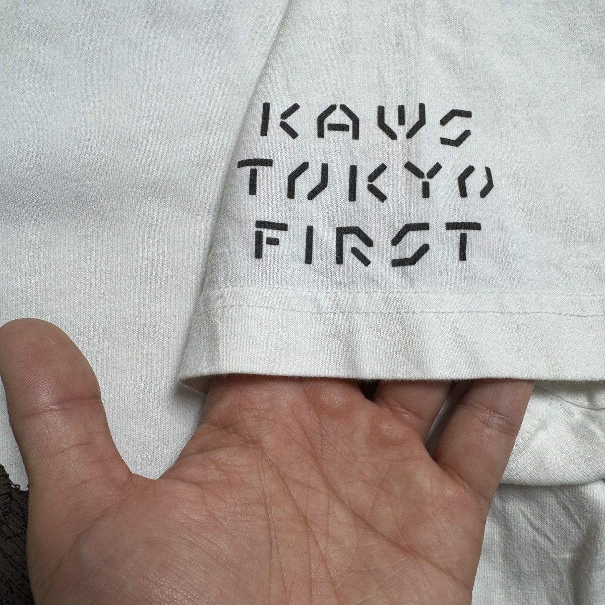Kaws Kaws sleeping x Uniqlo Tokyo first Mori artist graffiti tee Size US XL / EU 56 / 4 - 3 Thumbnail