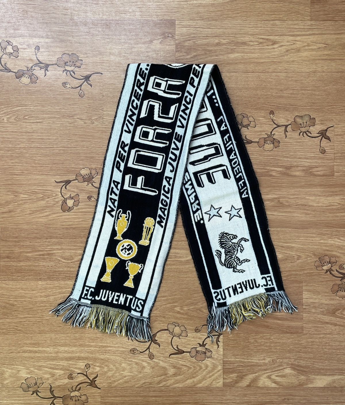 Vintage Vintage Juventus “Forza Juve” Football Soccer Scarf Size ONE SIZE - 1 Thumbnail