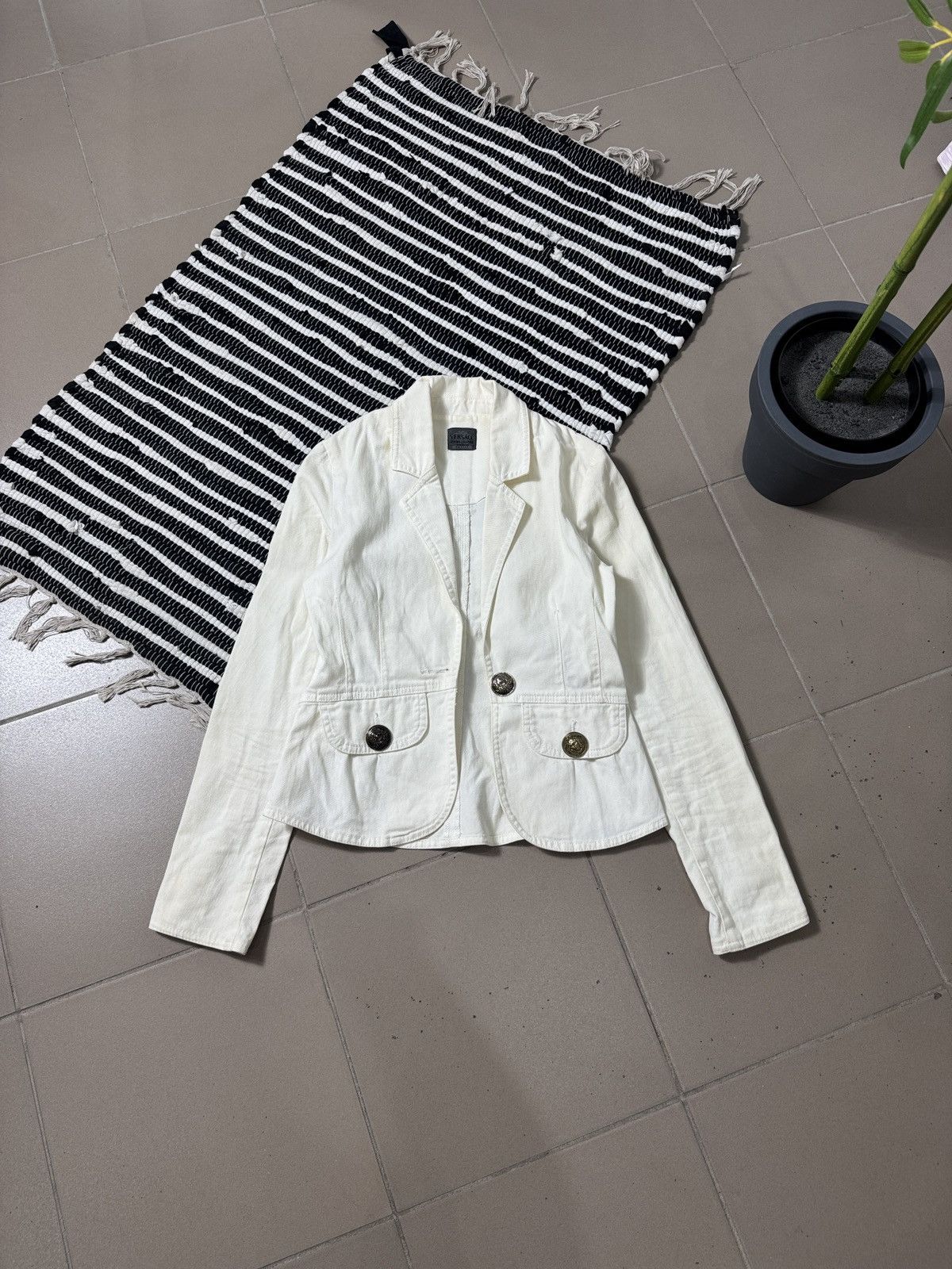 Versace VINTAGE VERSACE JEANS COUTURE SKINNY JACKET Size XS / US 0-2 / IT 36-38 - 1 Thumbnail