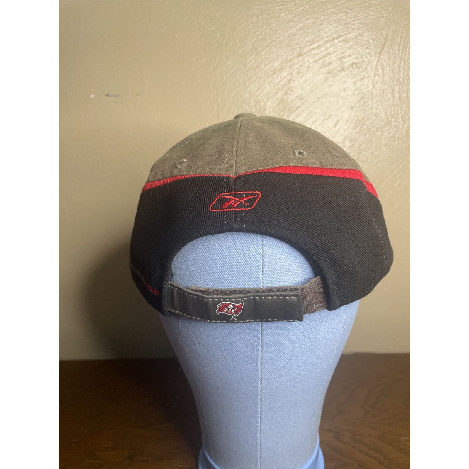 Reebok VTG Reebok Tampa Bay Buccaneers Adjustable NFL NWOT Size US L / EU 52-54 / 3 - 8 Thumbnail