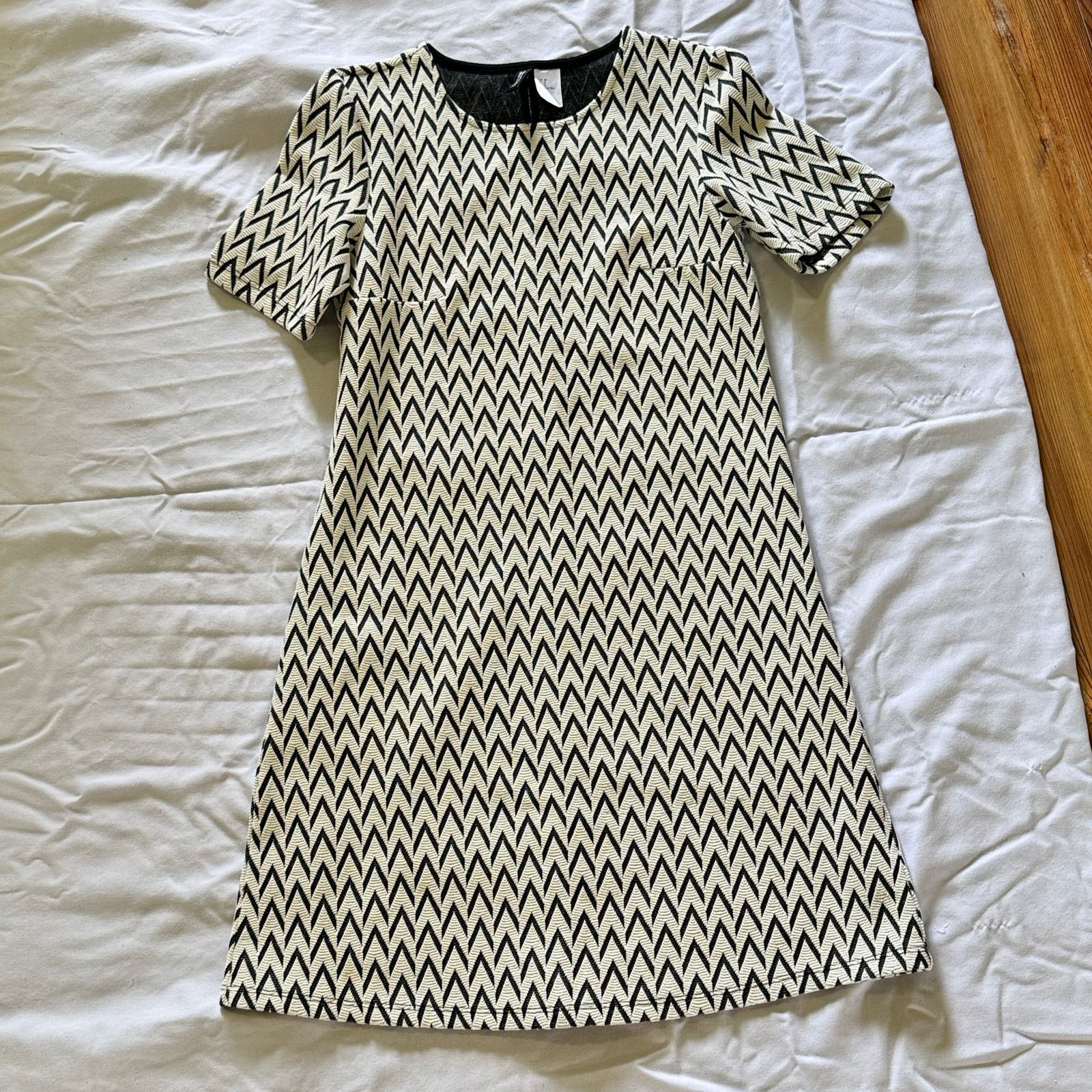 Divided × H&M H&M Divided Black and White Geometric Zigzag Dress Size 0 Size XS / US 0-2 / IT 36-38 - 1 Thumbnail