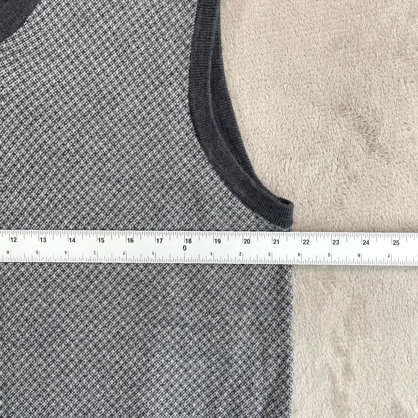 Brooks Brothers Brooks Brothers V Neck Vest Men 2XL Grey Extra Fine Merino Wool Houndstooth NWOT Vest Wool Merino Wool 2XL Gray Brooks Brothers Mens Vintage No Size US XXL / EU 58 / 5 - 5 Thumbnail