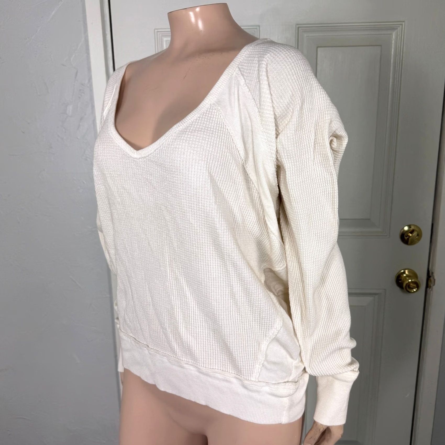 Free People VINTAGE Free People Shirt Womens S Cotton White Boho Collarless Off Shoulder Y2K Thermal Knit (Gently Used) Size S / US 4 / IT 40 - 2 Thumbnail