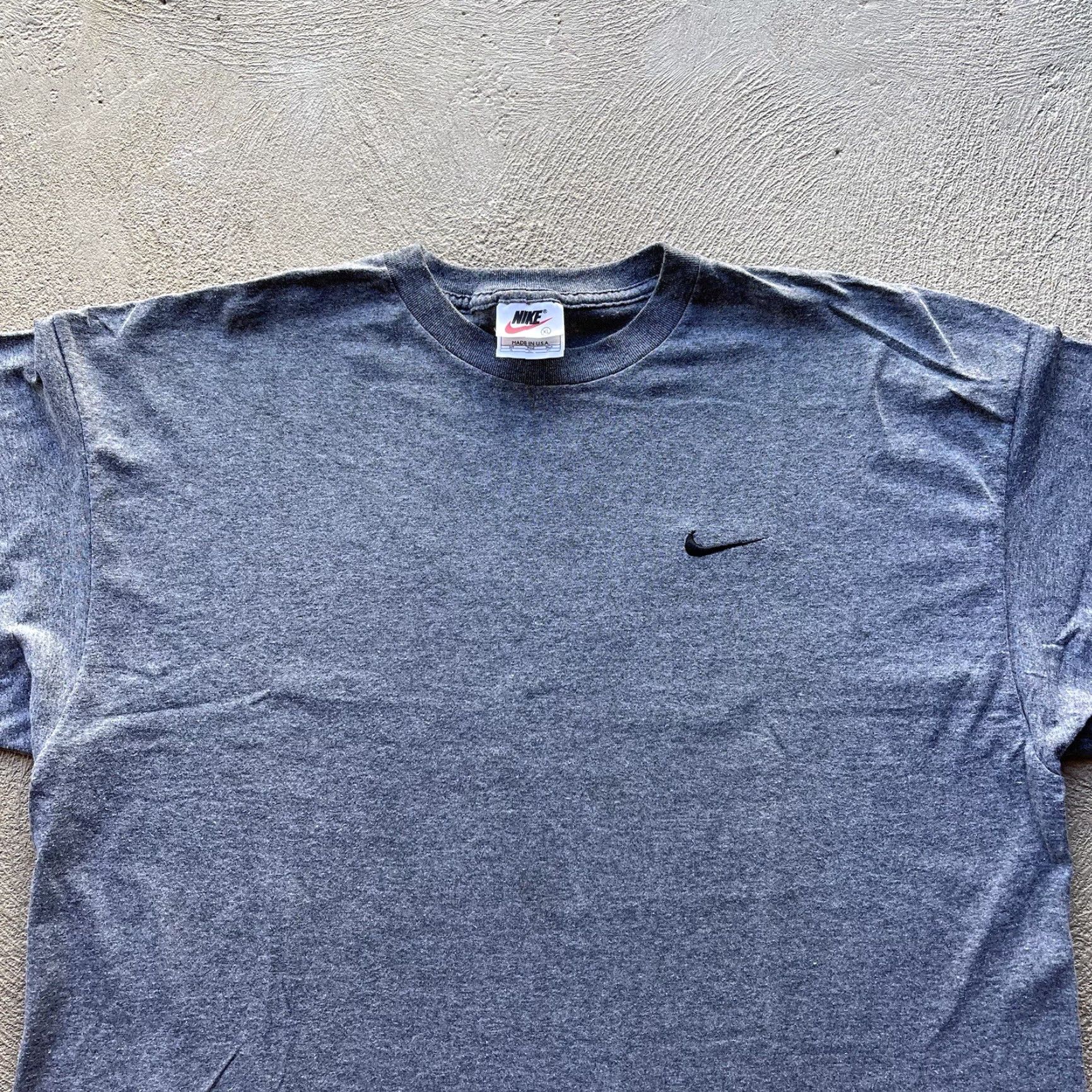 Nike VINTAGE Nike Shirt Mens XL Gray Short Sleeve Crew Neck Swoosh Logo Basic Stretch 90s USA T-Shirt Size US XL / EU 56 / 4 - 3 Thumbnail