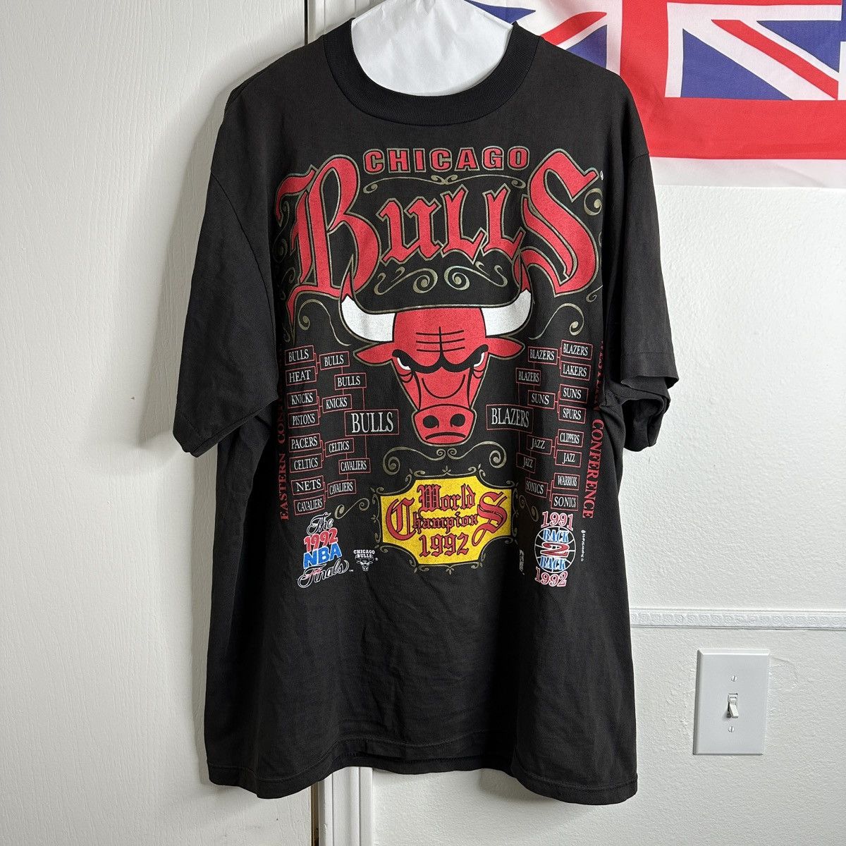 NBA × Vintage Vintage VTG 1992 Chicago Bulls Champions Tee Single Stitch Size US XL / EU 56 / 4 - 1 Thumbnail