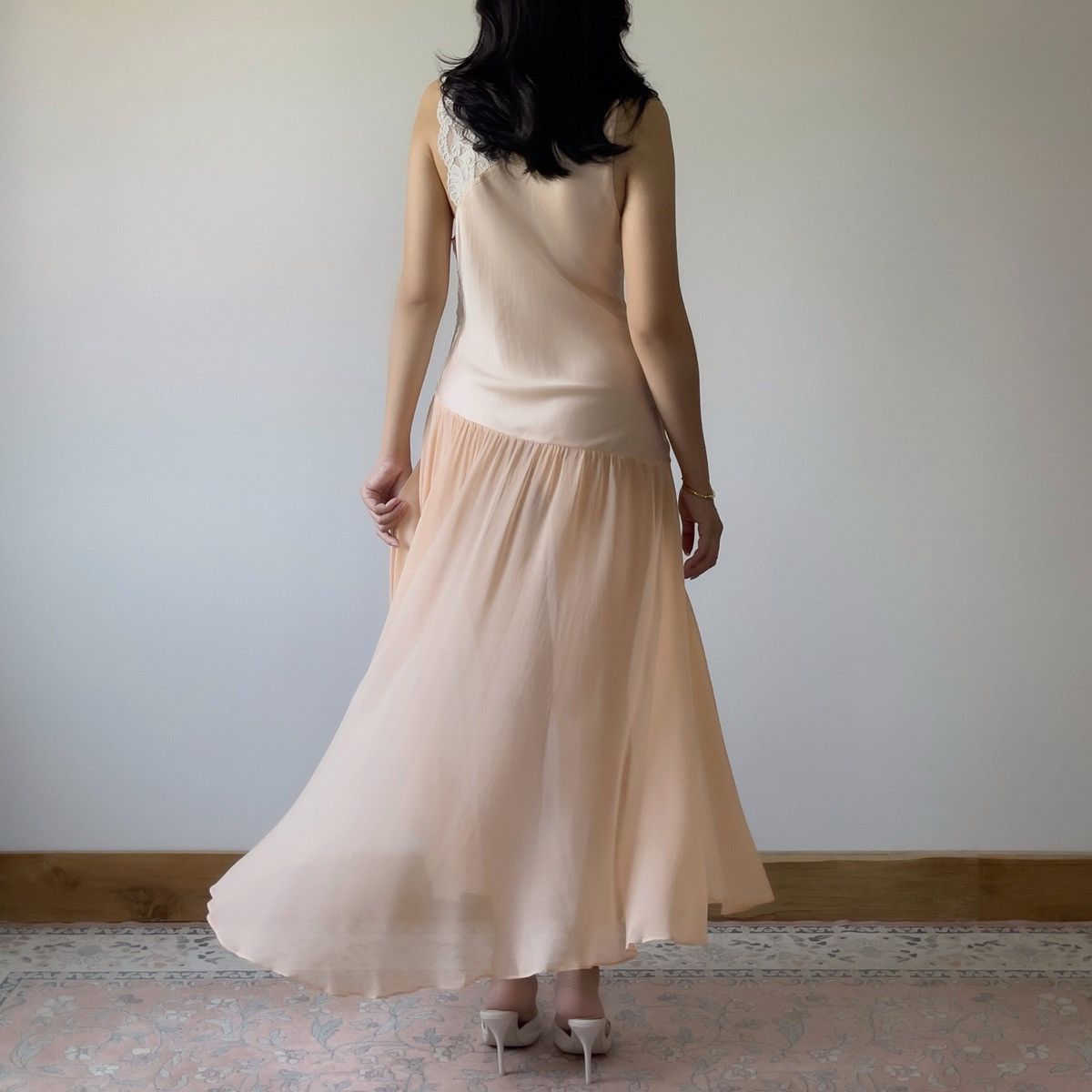Victoria's Secret Victoria’s Secret 1990s Peach Silk & Lace Slip Gown (S–M) Size M / US 6-8 / IT 42-44 - 10 Thumbnail
