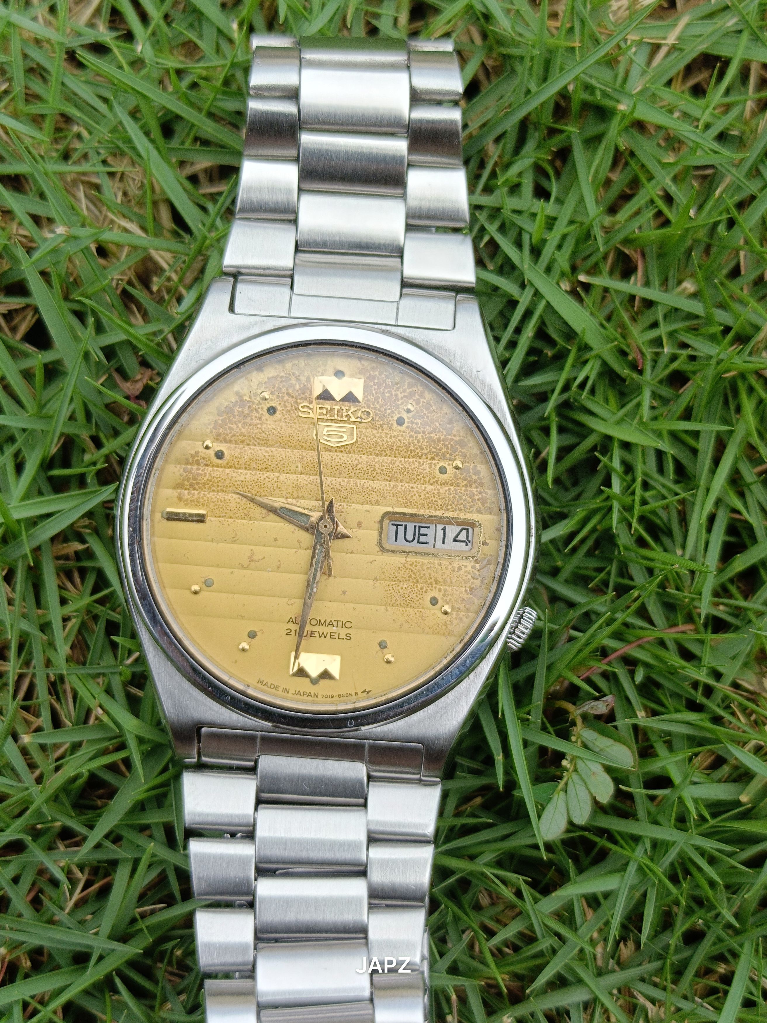 Vintage Seiko 5 sunburst linen 7019-8160 circa 75 JDM watch