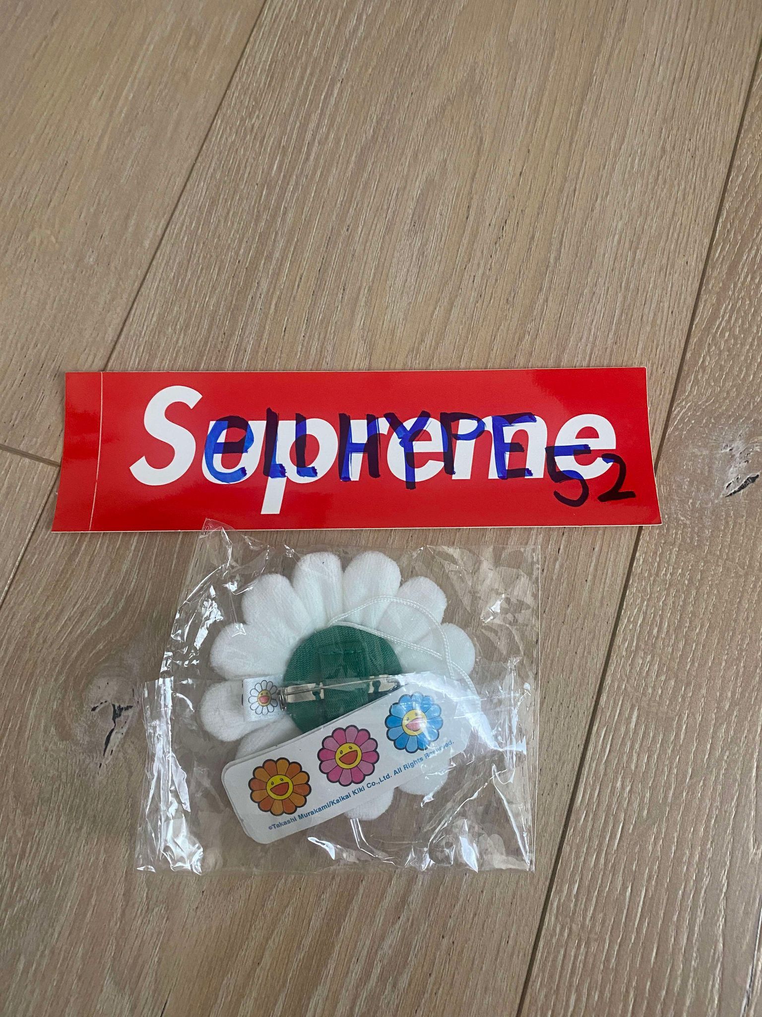 Takashi Murakami Takashi Murakami Plush Flower Pin (Blue Smile / White ) Size ONE SIZE - 2 Thumbnail