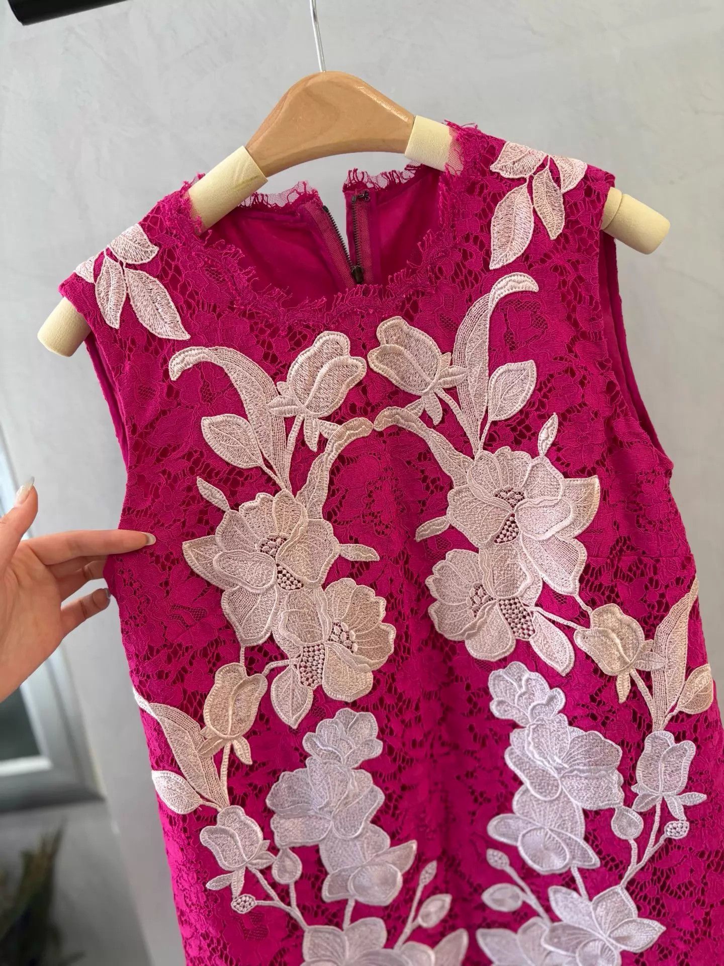 Dolce & Gabbana DG Pink Lace Embroidered Floral Sleeveless Dress 38 NWT Size XS / US 0-2 / IT 36-38 - 2 Thumbnail