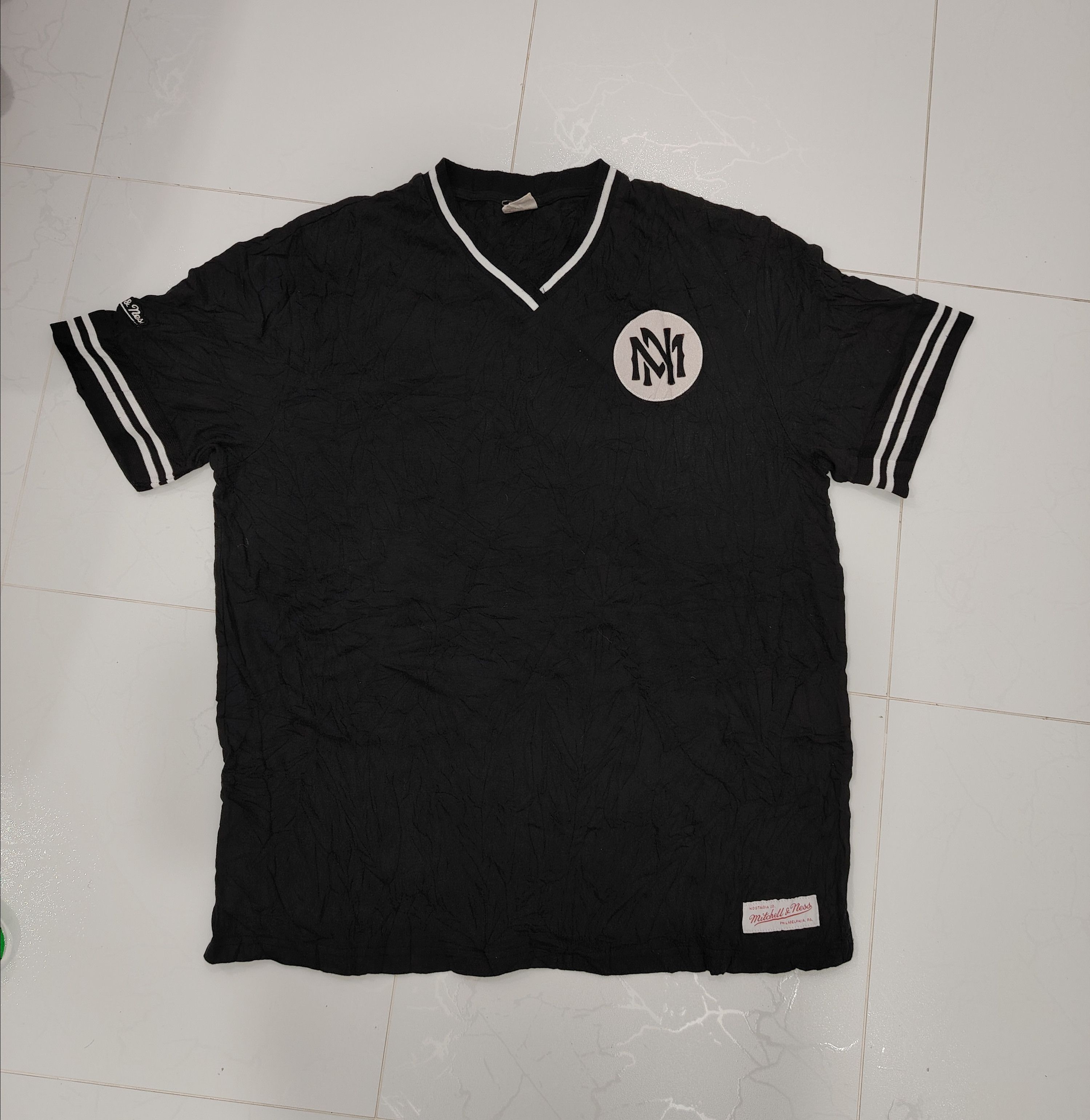 Mitchell & Ness Mitchell & Ness V Neck T Shirt Size US XL / EU 56 / 4 - 1 Thumbnail