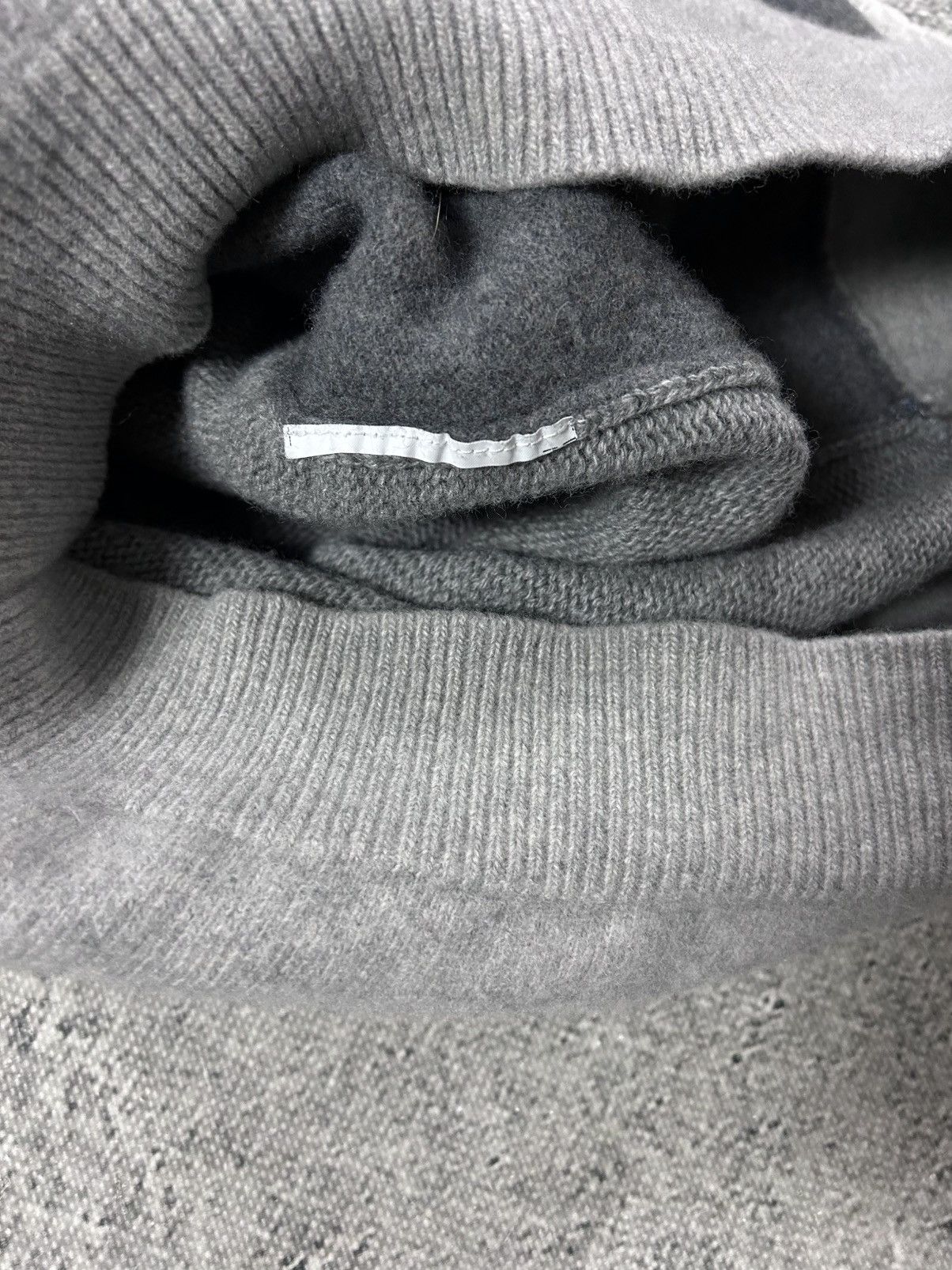 Alexander McQueen Alexander McQueen grey long sweater v neck Size US M / EU 48-50 / 2 - 4 Thumbnail