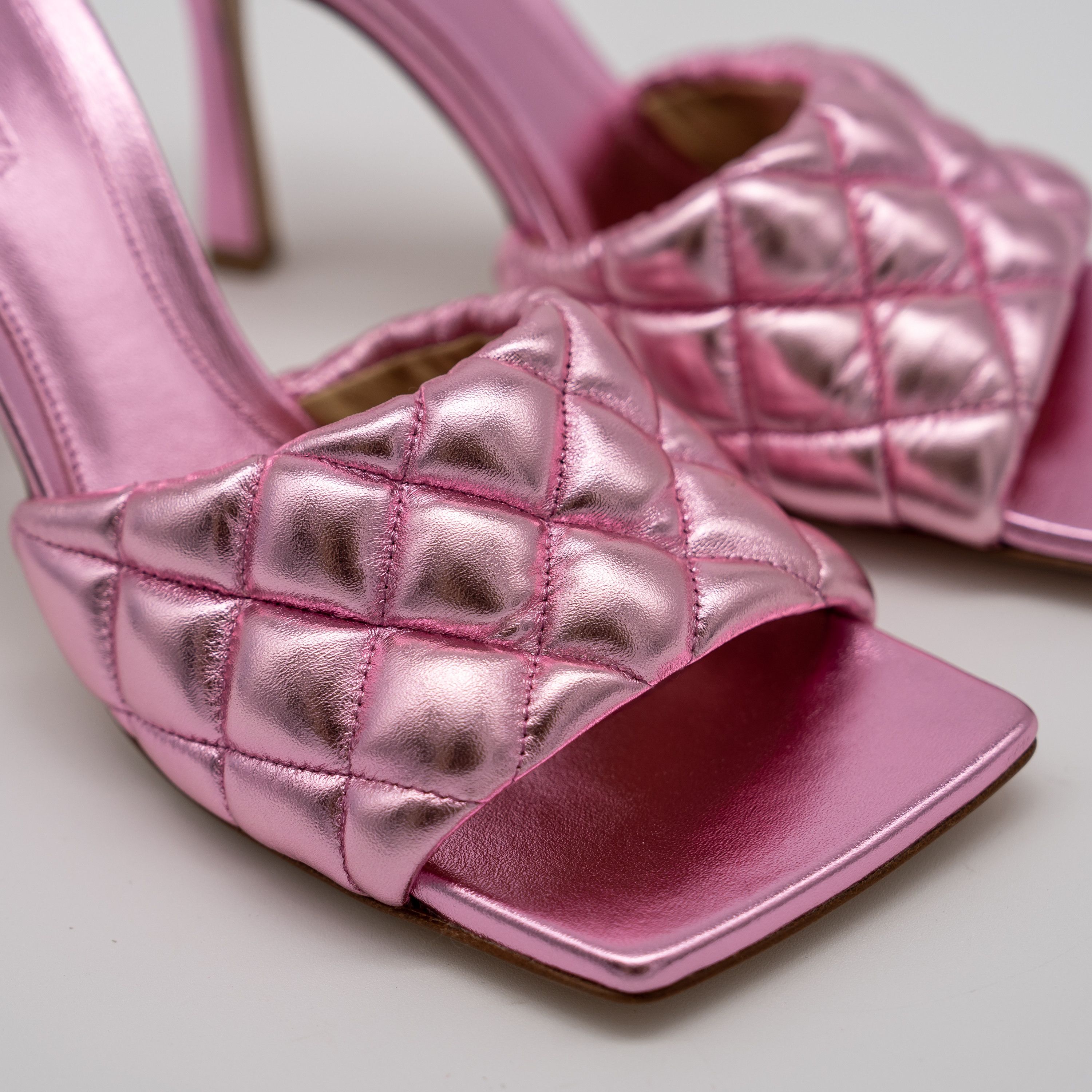 Bottega Veneta 38.5eu Bottega Veneta Pink Metallic Leather Padded Sandals Size US 8.5 / IT 38.5 - 6 Thumbnail