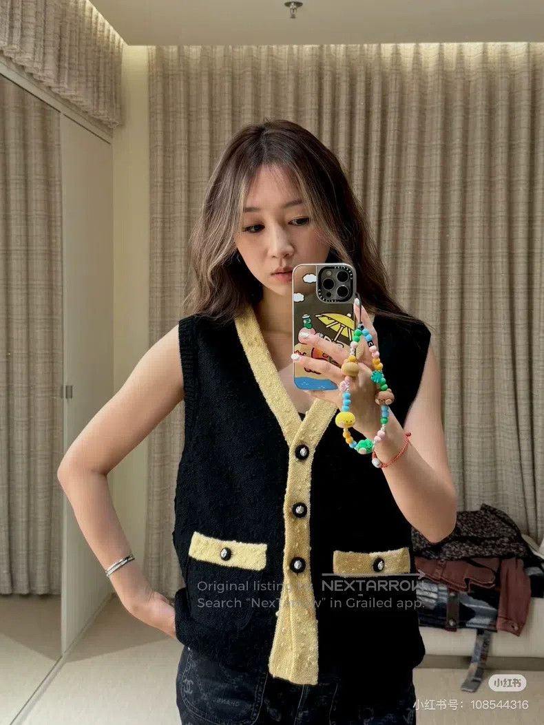 Chanel Chanel 24K black bean and yellow V-neck knitted vest Size XS / US 0-2 / IT 36-38 - 8 Thumbnail