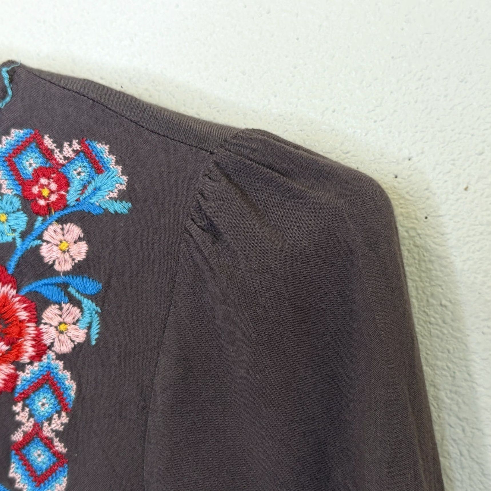 Vintage VINTAGE Andree by Unit Boho Pullover Top Womens Large Gray Embroidery Floral V-Neck 3/4 Bell Sleeve Rayon Size L / US 10 / IT 46 - 5 Thumbnail
