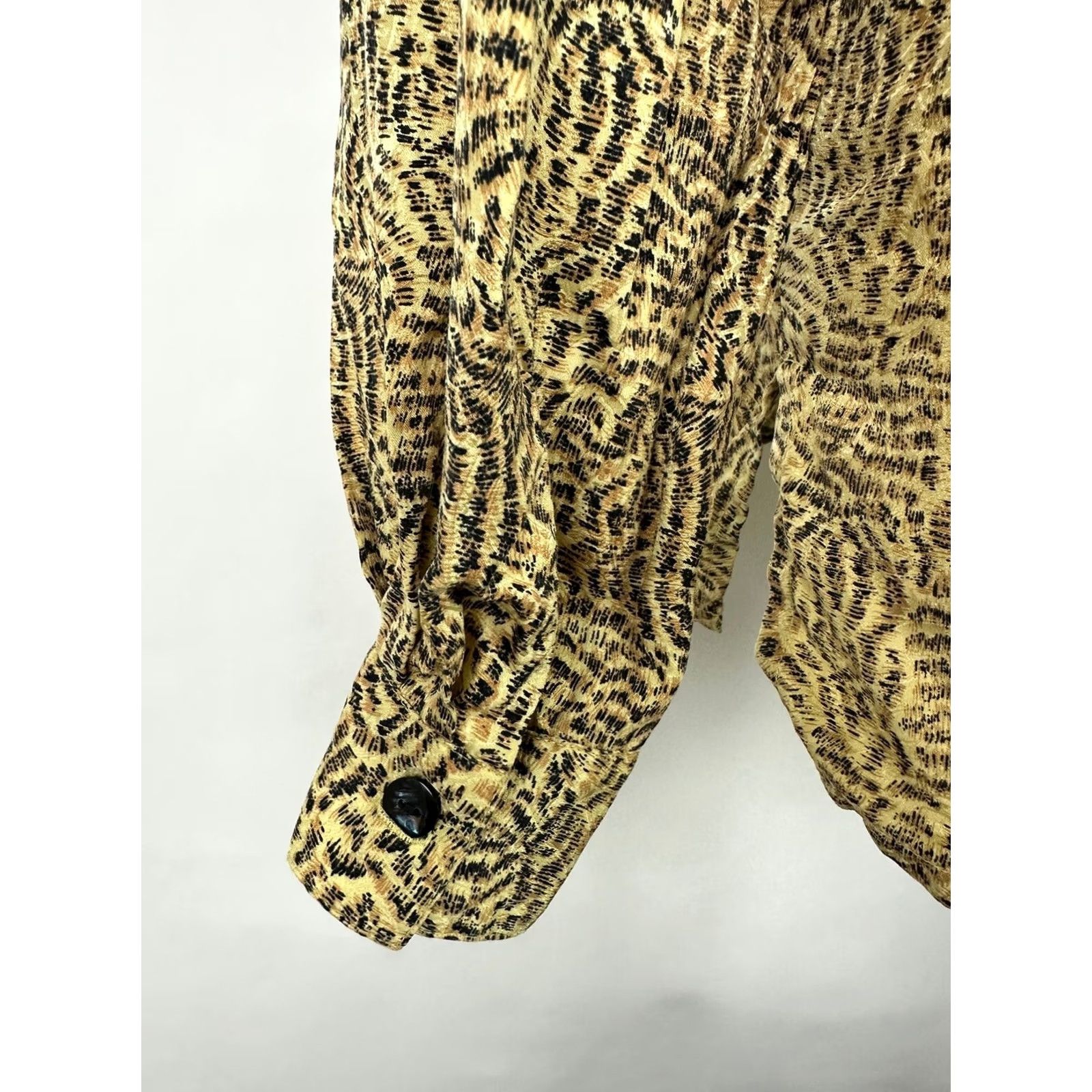 Vintage VINTAGE Galinda Silk Shirt Women's Medium 90s Boxy Button-Up Leopard Print Size M / US 6-8 / IT 42-44 - 7 Thumbnail