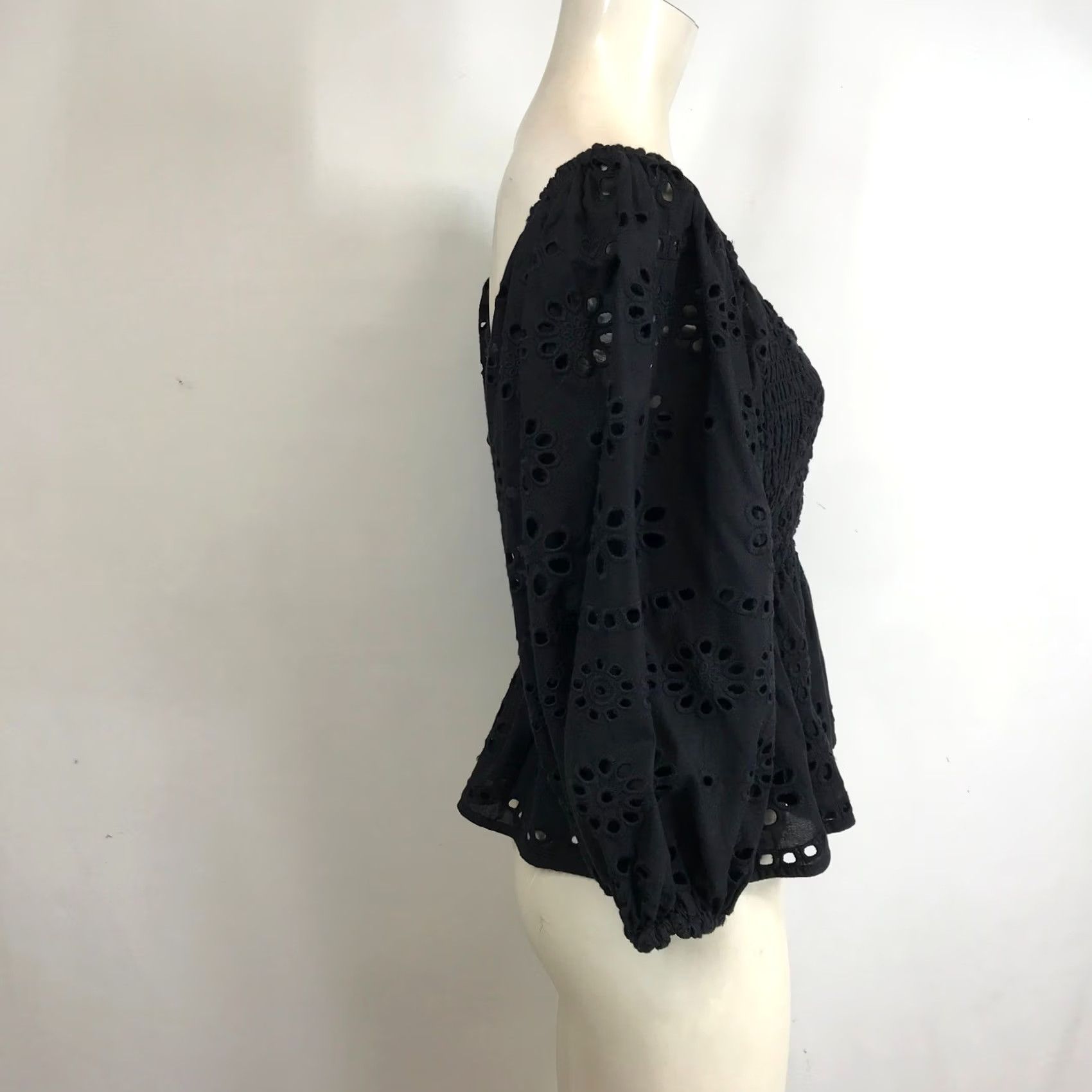 Vintage CHASOR Black Eyelet Smocked Peplum Blouse Puff Sleeve V-Neck Womens S Size S / US 4 / IT 40 - 4 Thumbnail