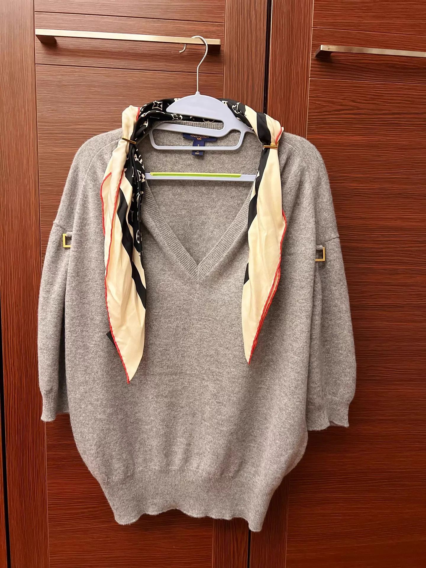 Louis Vuitton LV Gray Cashmere Short-Sleeve Oversized S Unworn Sweater Size S / US 4 / IT 40 - 1 Thumbnail