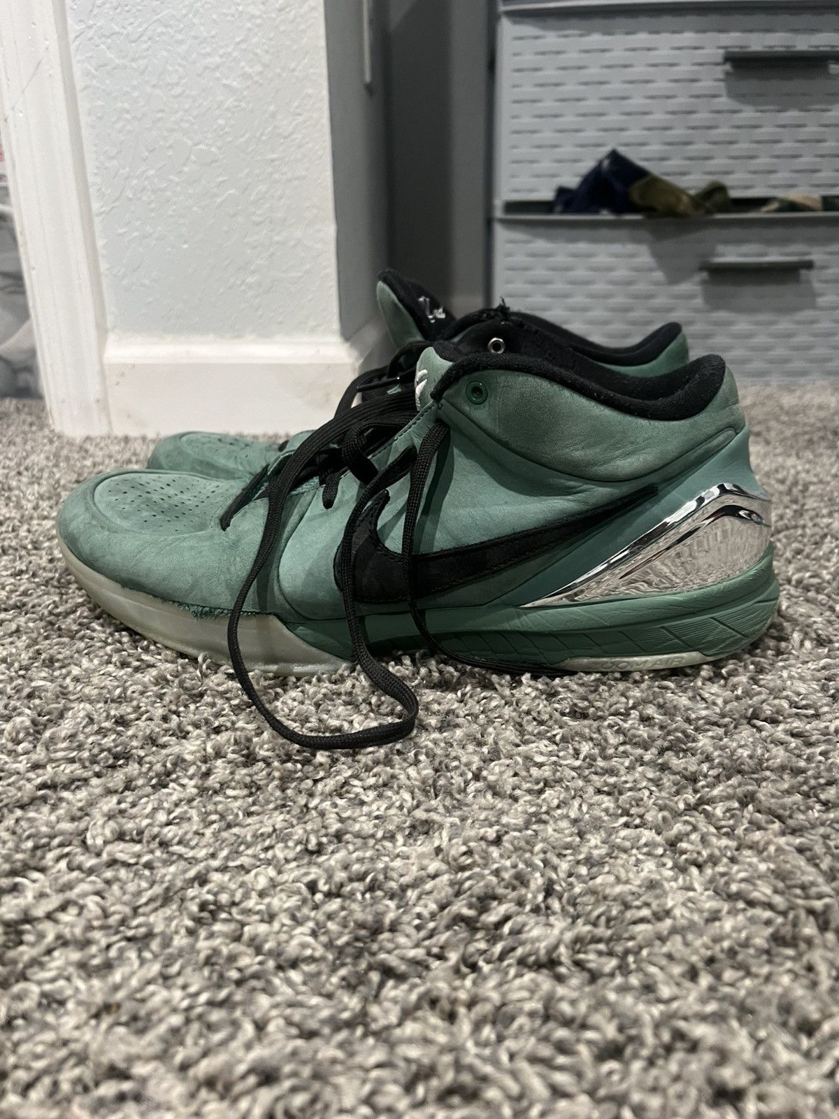 Nike Girl Dad Kobe 4 Size US 11 / EU 44 - 6 Thumbnail