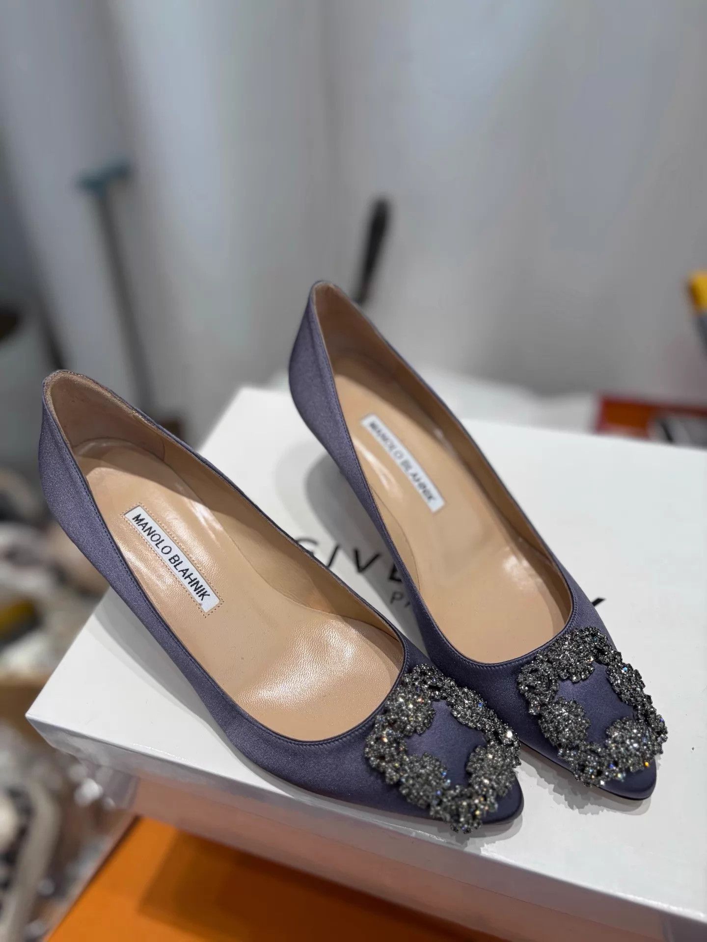 Manolo Blahnik MB Classic Mist Purple Crystal Buckle Pumps 37 New Size US 6.5 / IT 36.5 - 1 Thumbnail