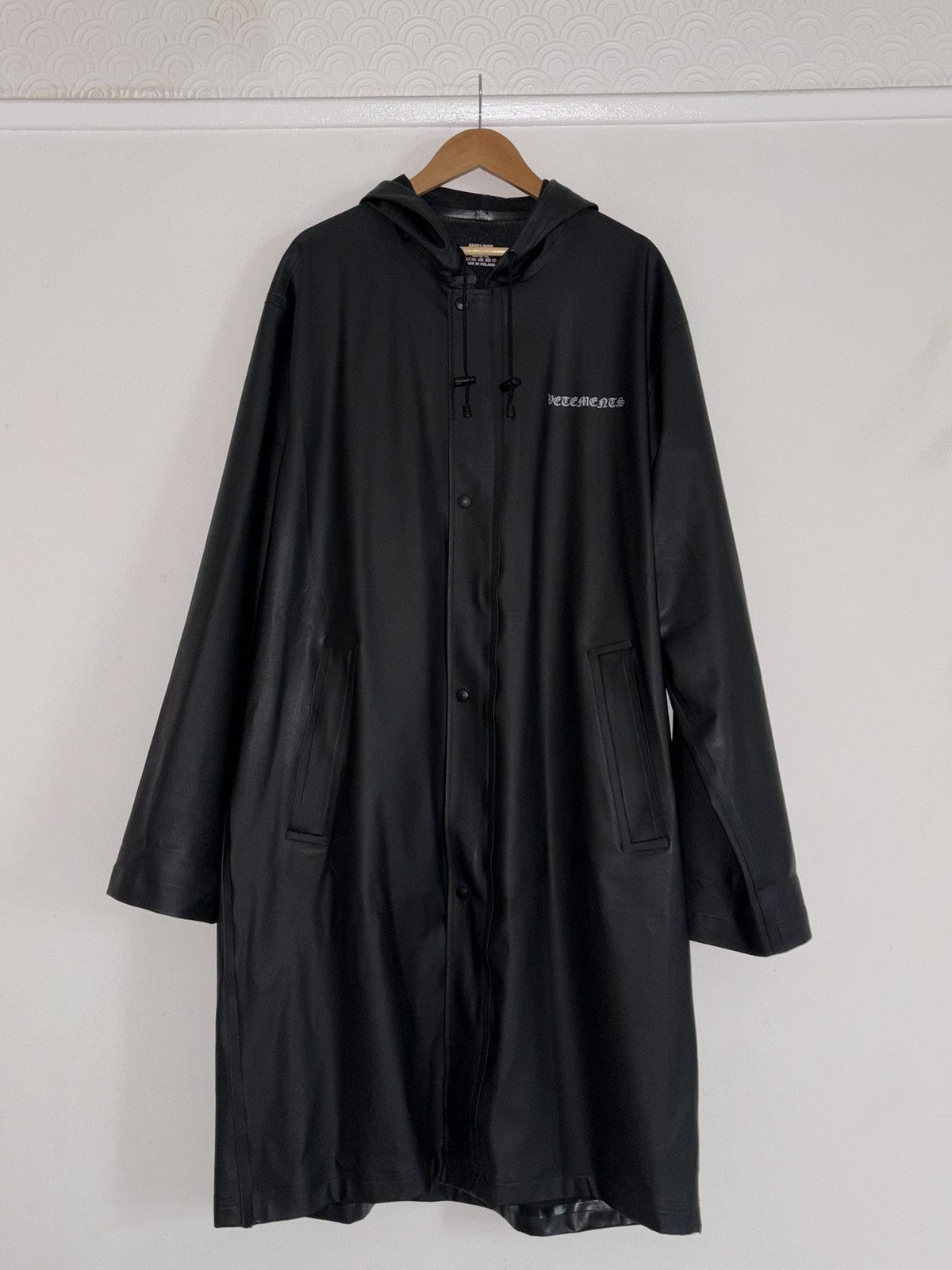 コート VETEMENTS FW23 MONOGRAM RAINCOAT (UE54CO120B BLACK WHITE) Rain coat with logo VETEMENTS - SchaferandweinerShops Zimbabwe