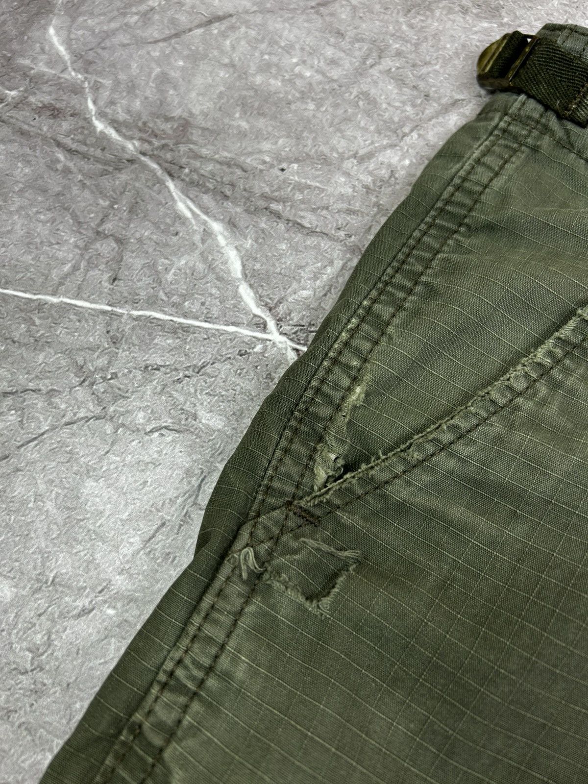 Carhartt Wip Carhartt Wip Disstress Cargo Shorts Size 36 Size US 36 / EU 52 - 5 Thumbnail