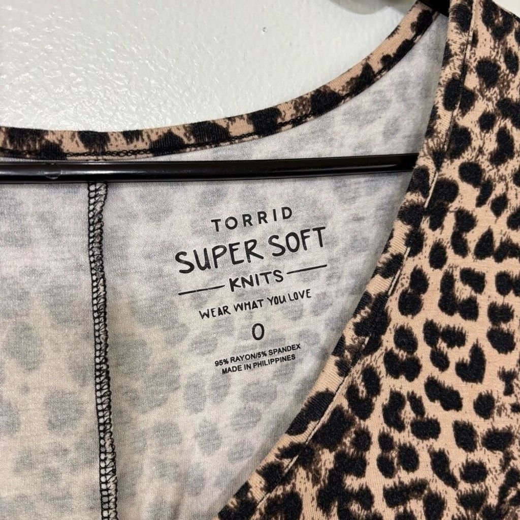 Torrid Torrid Soft Knit Leopard Print V-Neck Short Sleeve Shirt Size XS / US 0-2 / IT 36-38 - 2 Thumbnail