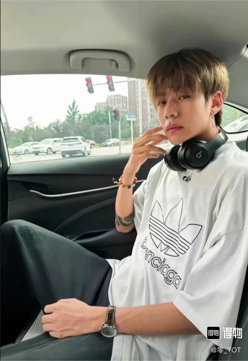 Balenciaga Balenciaga White embroidered logo short sleeves Size US M / EU 48-50 / 2 - 8 Thumbnail