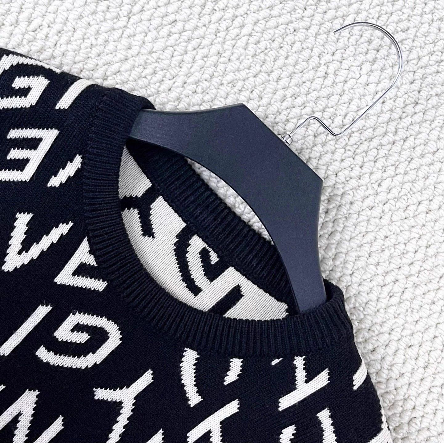 Givenchy Givenchy Black & White Print Logo Knit Sweater L Unisex 99 Size L / US 10 / IT 46 - 3 Thumbnail