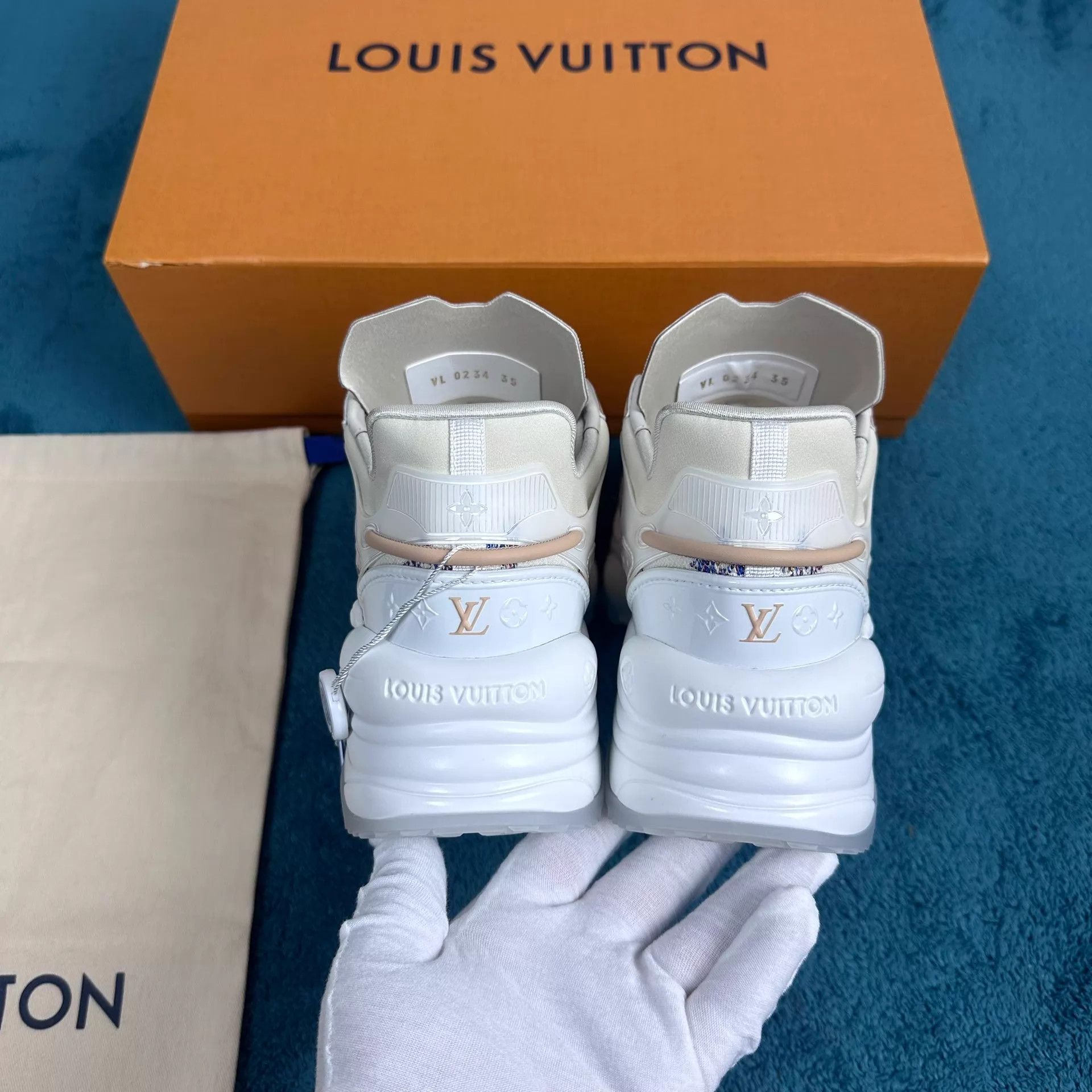 Louis Vuitton LV Run55 Tweed Low-Top Sneakers Beige Size 35 Size US 4.5 / IT 34.5 - 4 Thumbnail