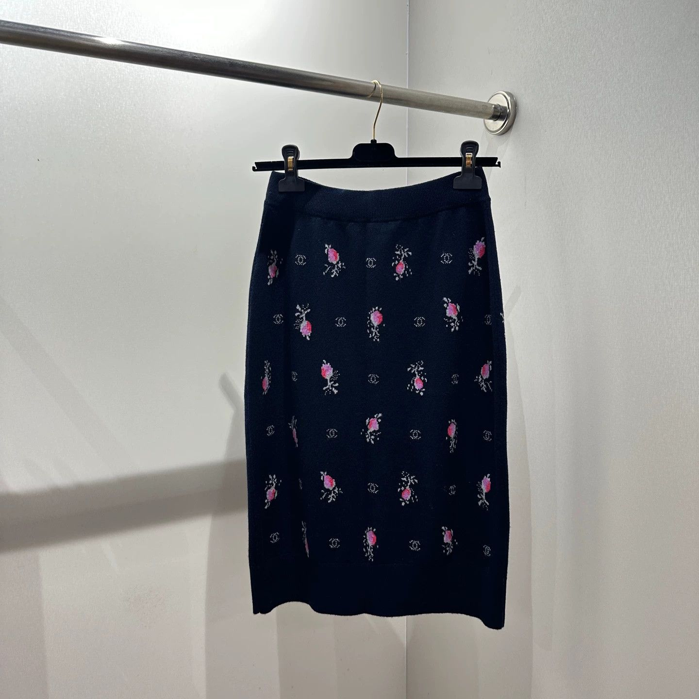 Chanel Chanel women's floral logo cashmere skirt 38 Size 27" / US 4 / IT 40 - 2 Thumbnail
