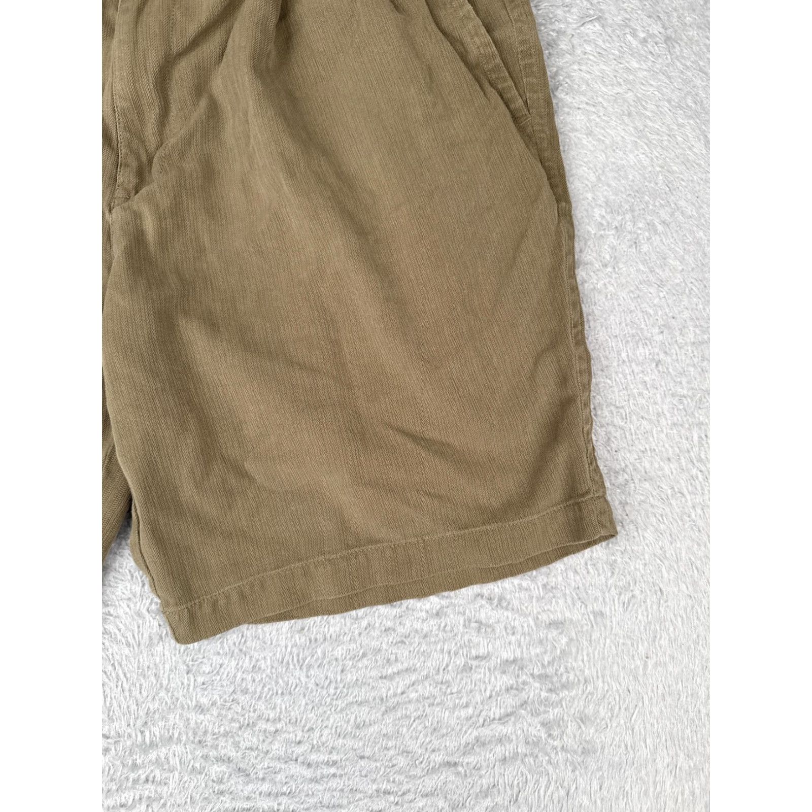Tommy Bahama VINTAGE Tommy Bahama Chino Shorts Mens 34 Khaki Silk 100% Relaxed Pleated Herringbone Golf/Beach Casual Mens Regular 34 Khaki Silk Chino Shorts Mens Size US 34 / EU 50 - 2 Thumbnail