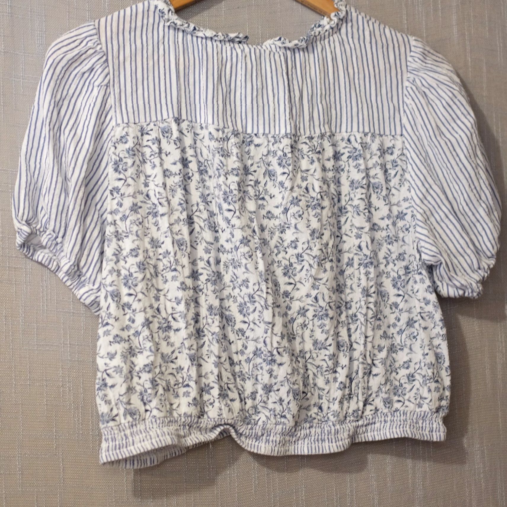 American Eagle Outfitters **EUC American Eagle Floral Crop Navy/White Women's XL Blouse** User: EUC American Eagle Floral Crop Navy/White Women's XL Blouse Size XL / US 12-14 / IT 48-50 - 5 Thumbnail