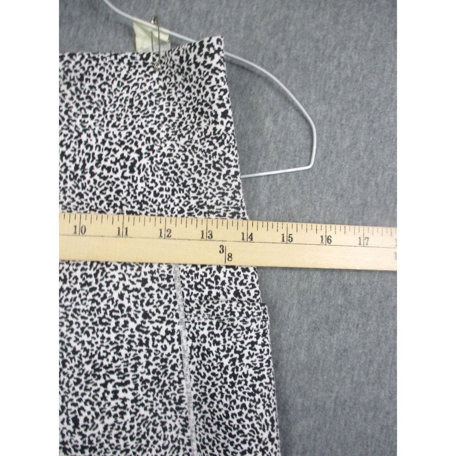 Athleta Athleta Leggings Womens M Black Animal Print Ankle Salutation Stash II Textured Pockets Yoga Size 32" / US 10 / IT 46 - 3 Thumbnail