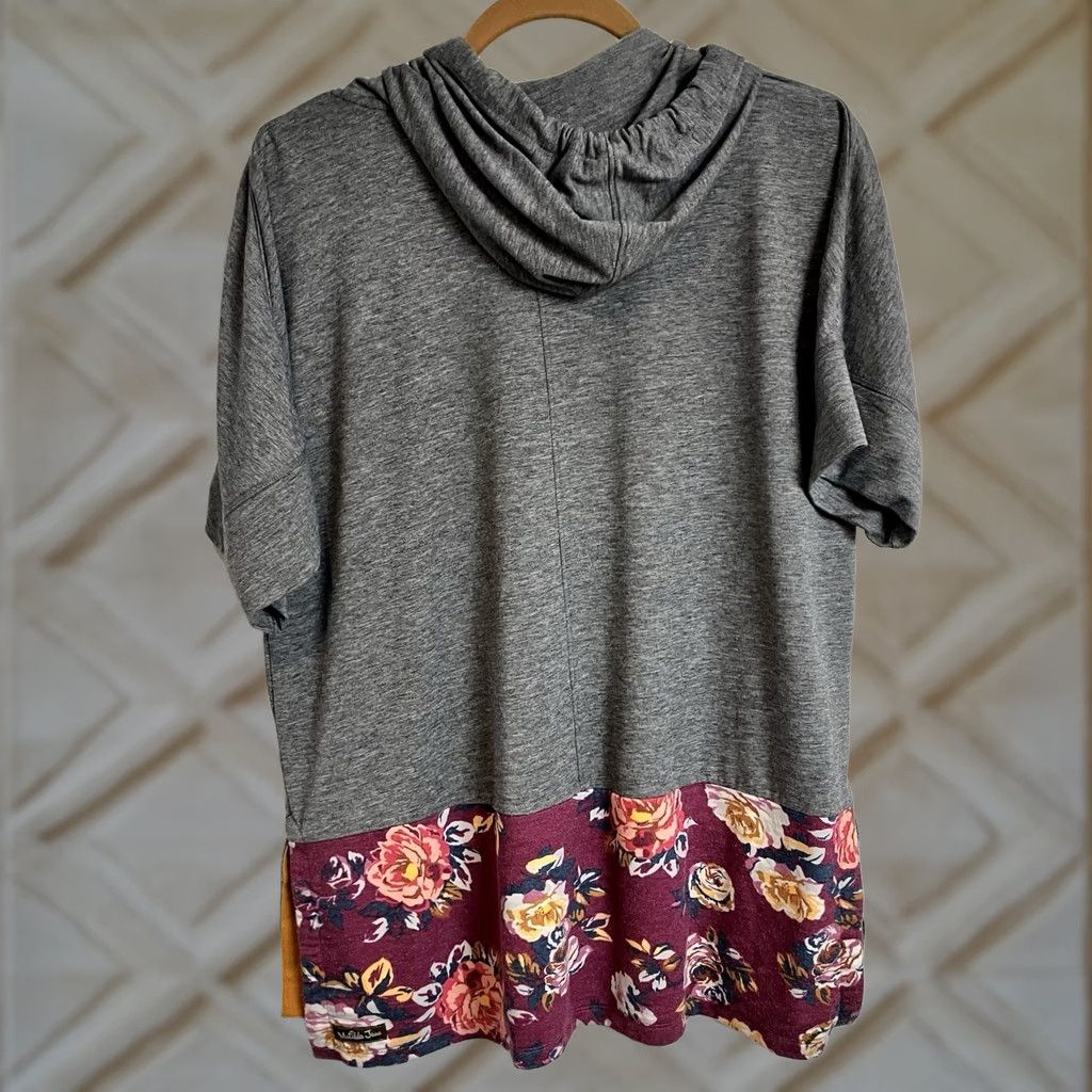 Vintage VINTAGE Matilda Jane Floral Trim Short Sleeve Hoodie Sweatshirt Tunic Gray S Womens Blouse Size S / US 4 / IT 40 - 1 Thumbnail