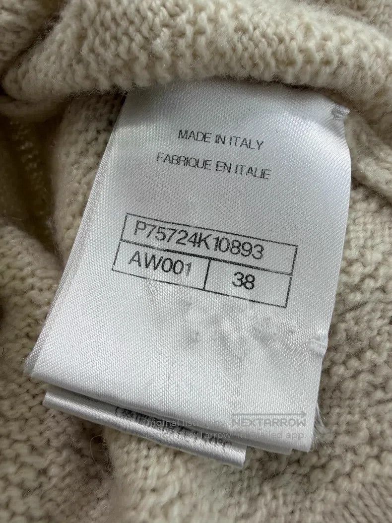 Chanel Wear a chained cashmere cardigan coat