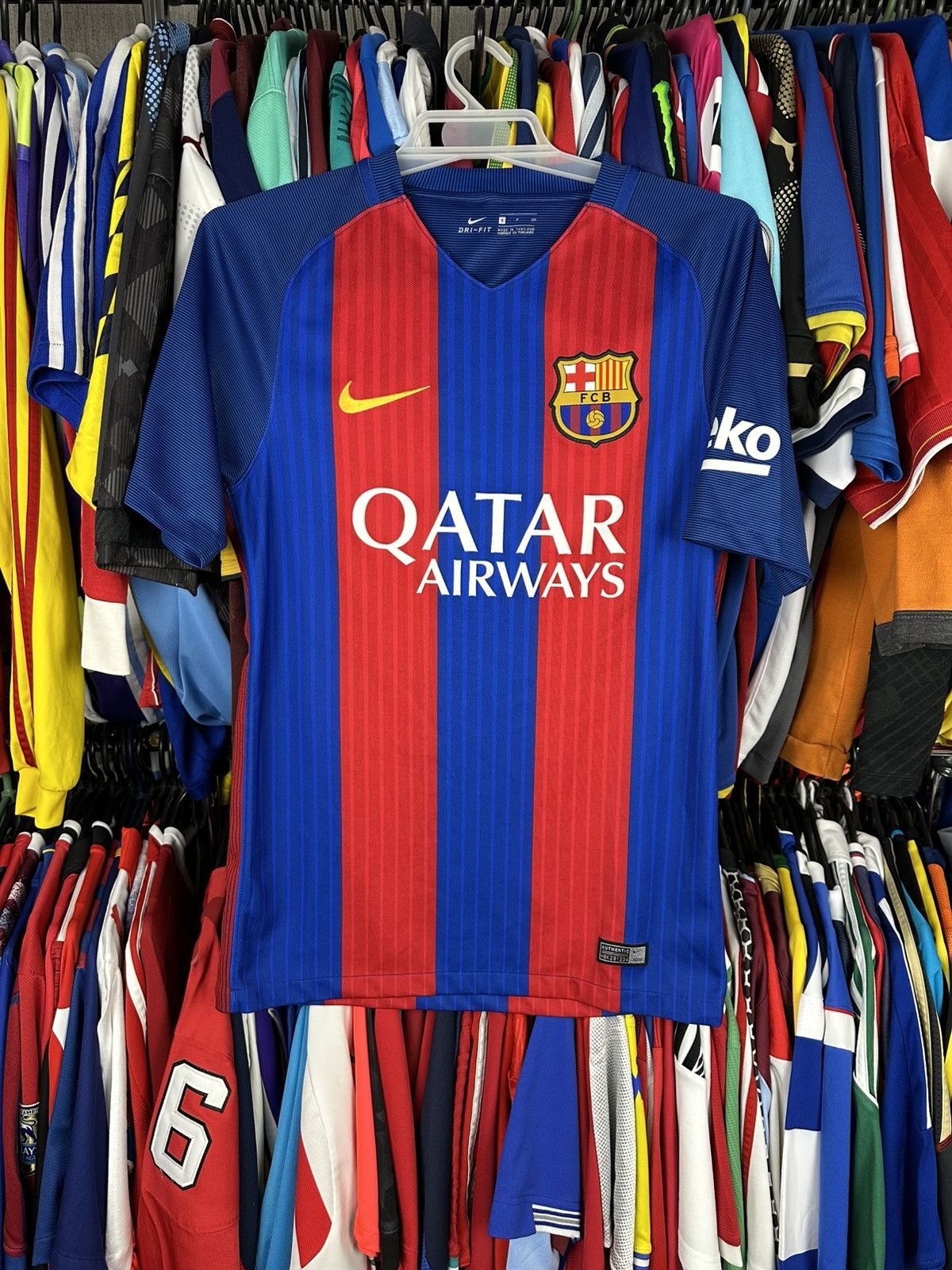 Nike NIKE BARCELONA 2016 2017 HOME FOOTBALL SHIRT SOCCER JERSEY Size US S / EU 44-46 / 1 - 1 Thumbnail
