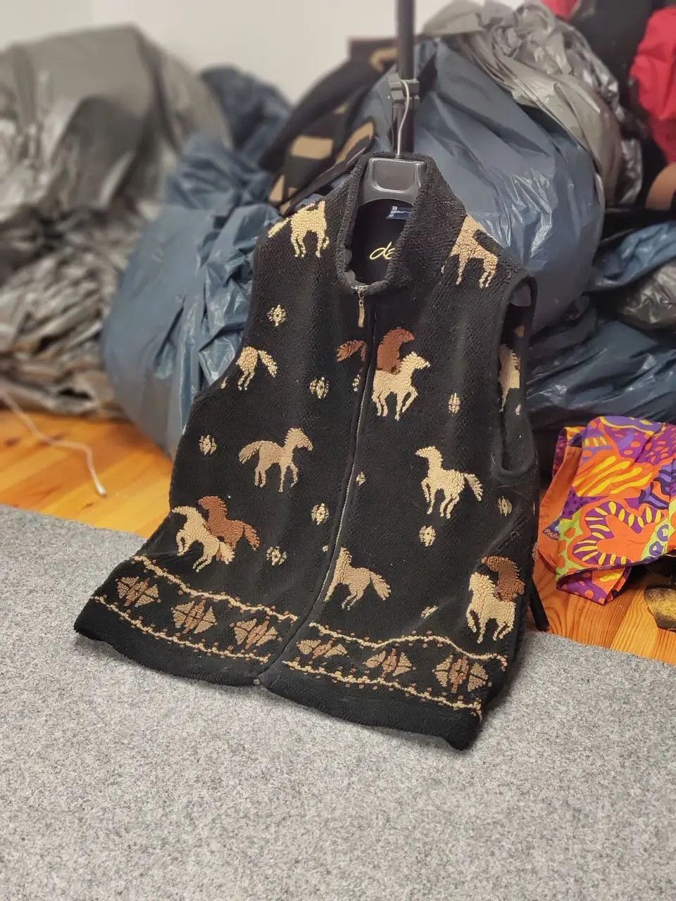 Japanese Brand Vintage 90's All dark Print Zip Fleece Vest Jacket Size US M / EU 48-50 / 2 - 9 Thumbnail