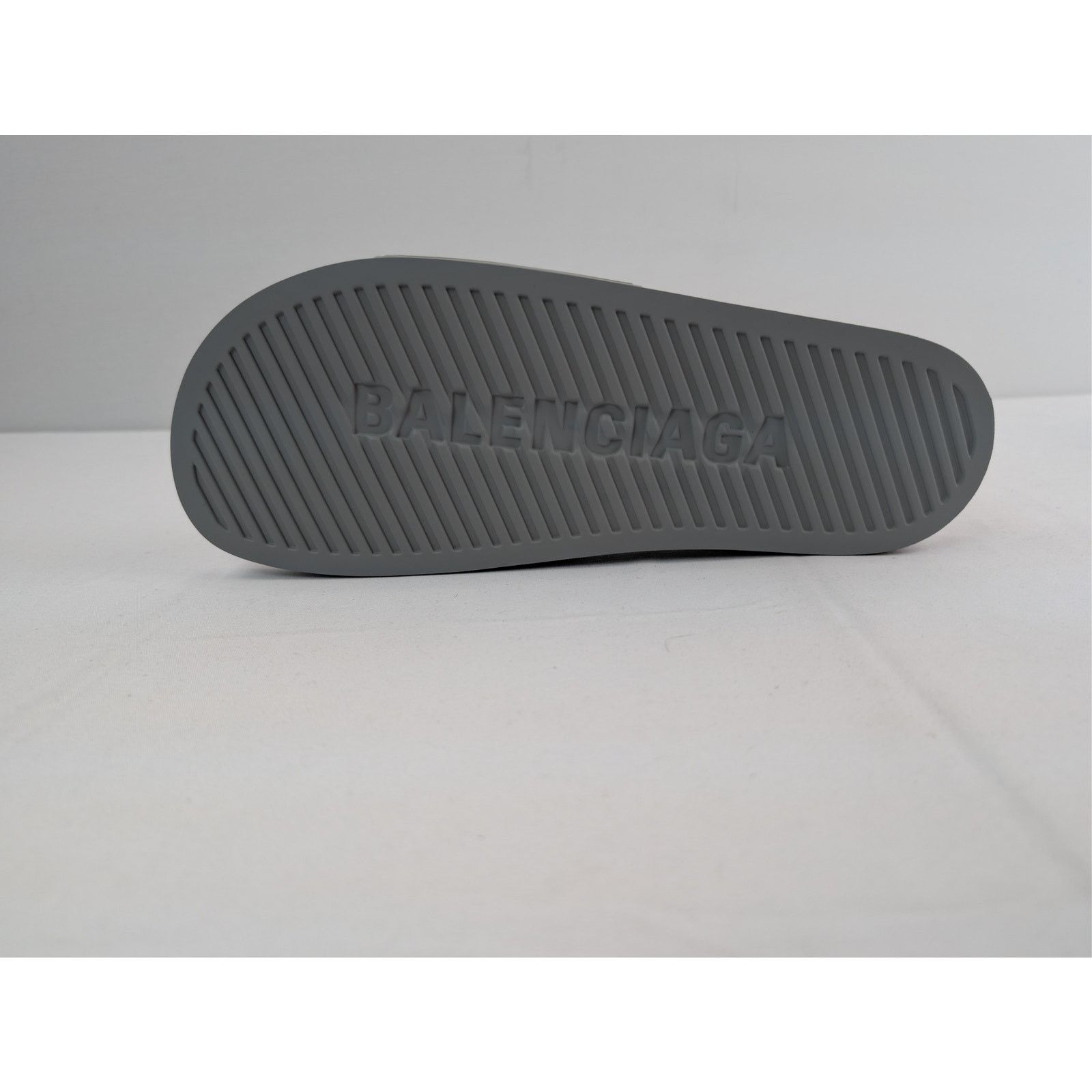 Balenciaga o1rshd1 Logo Pool Slides Slippers in Gray/White Size US 11 / EU 44 - 11 Thumbnail