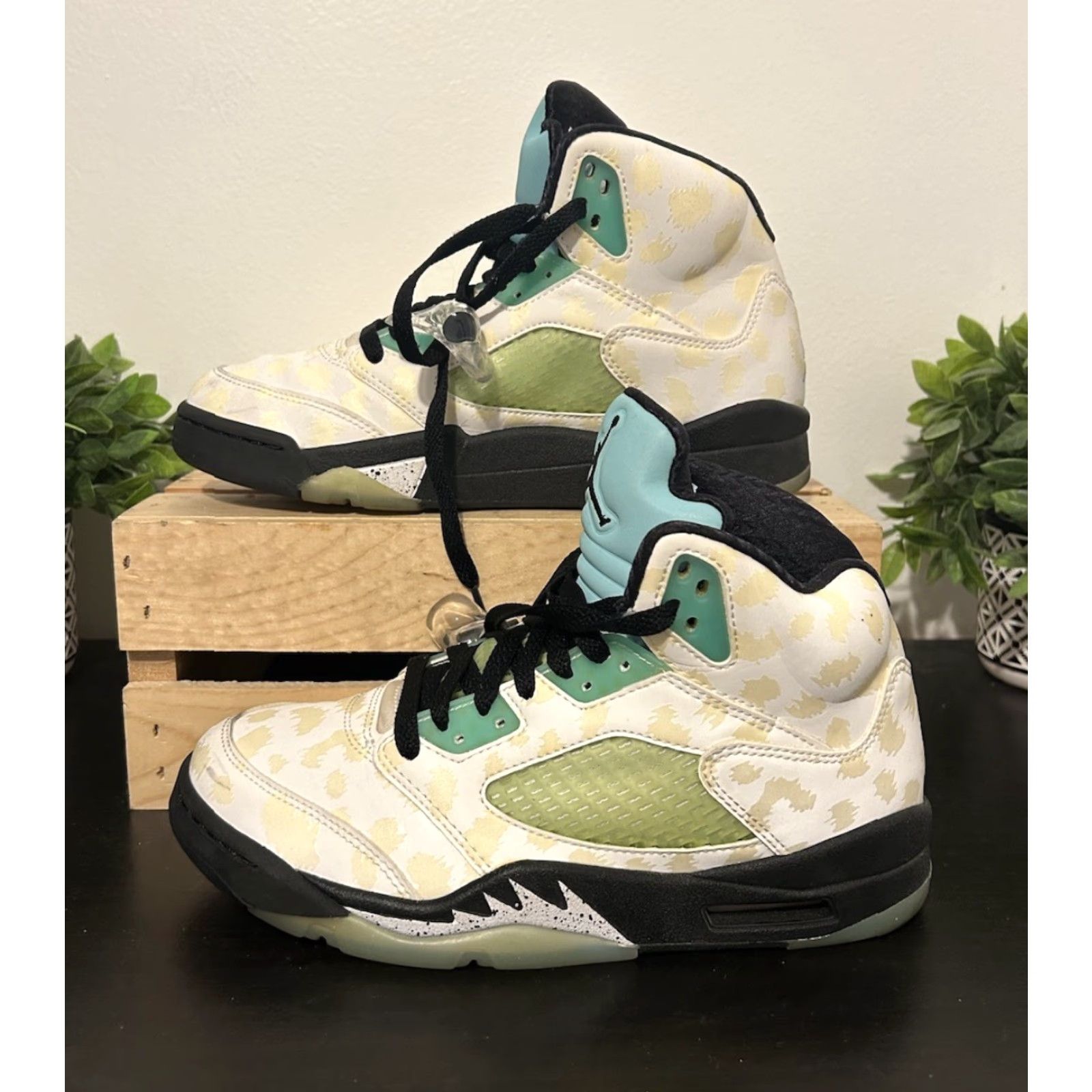 Nike VINTAGE Nike Air Jordan 5 Retro Sneaker Mens White Green 6.5 High Top Leather Athletic Casual Workwear 2019 CN2932-100 Shoes Size US 6 / EU 39 - 5 Thumbnail