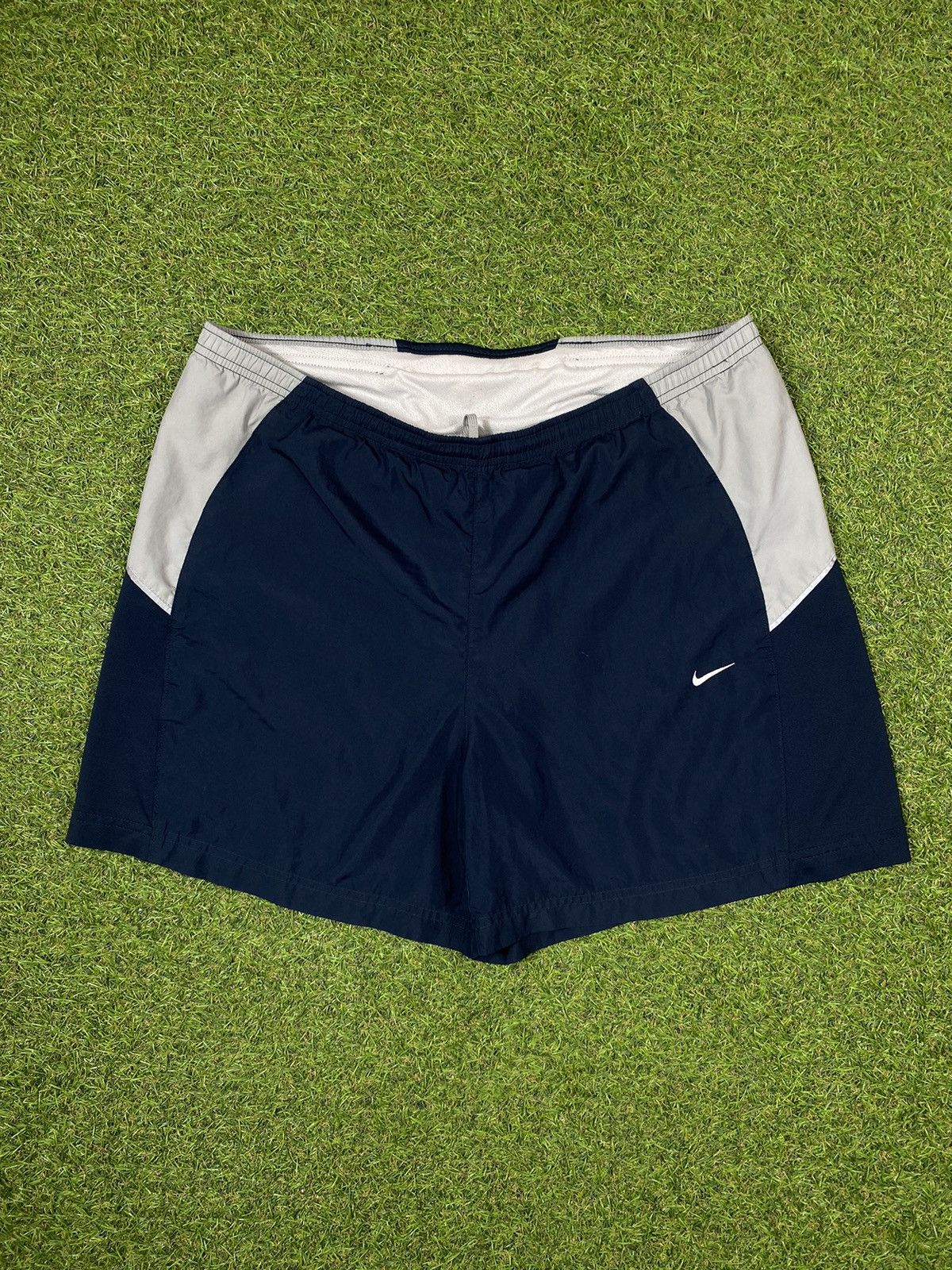 Nike Vintage Nike shorts streetwear swoosh casual y2k size XL Size US 36 / EU 52 - 1 Thumbnail