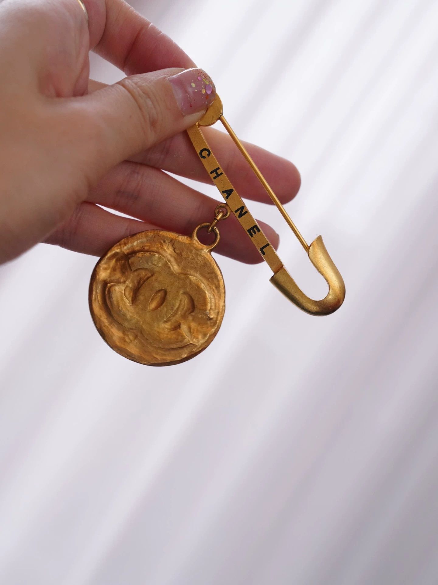 Chanel Chanel Vintage 1994 Coin Pendant Brooch Size ONE SIZE - 8 Thumbnail