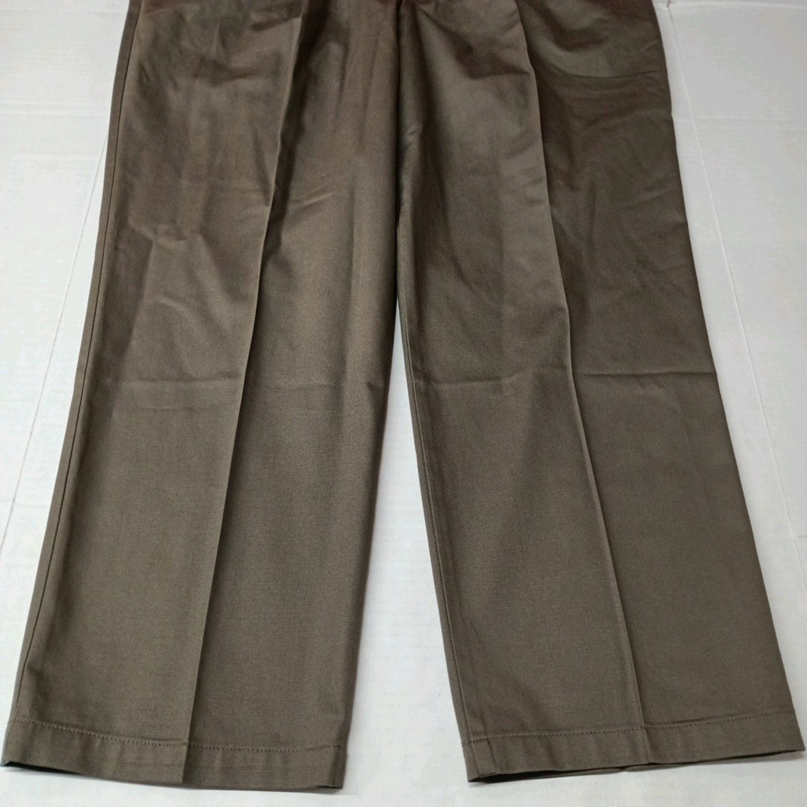 Dockers Dockers Signature Khakis Men's 44x30 Dark Pebble Pleated Size US 44 / EU 60 - 3 Thumbnail