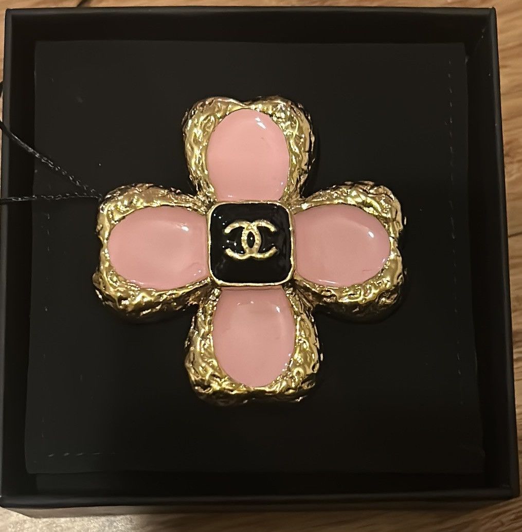Chanel CHANEL Resin Metal Glass CC Clover Brooch Gold Black Pink Size ONE SIZE - 1 Thumbnail