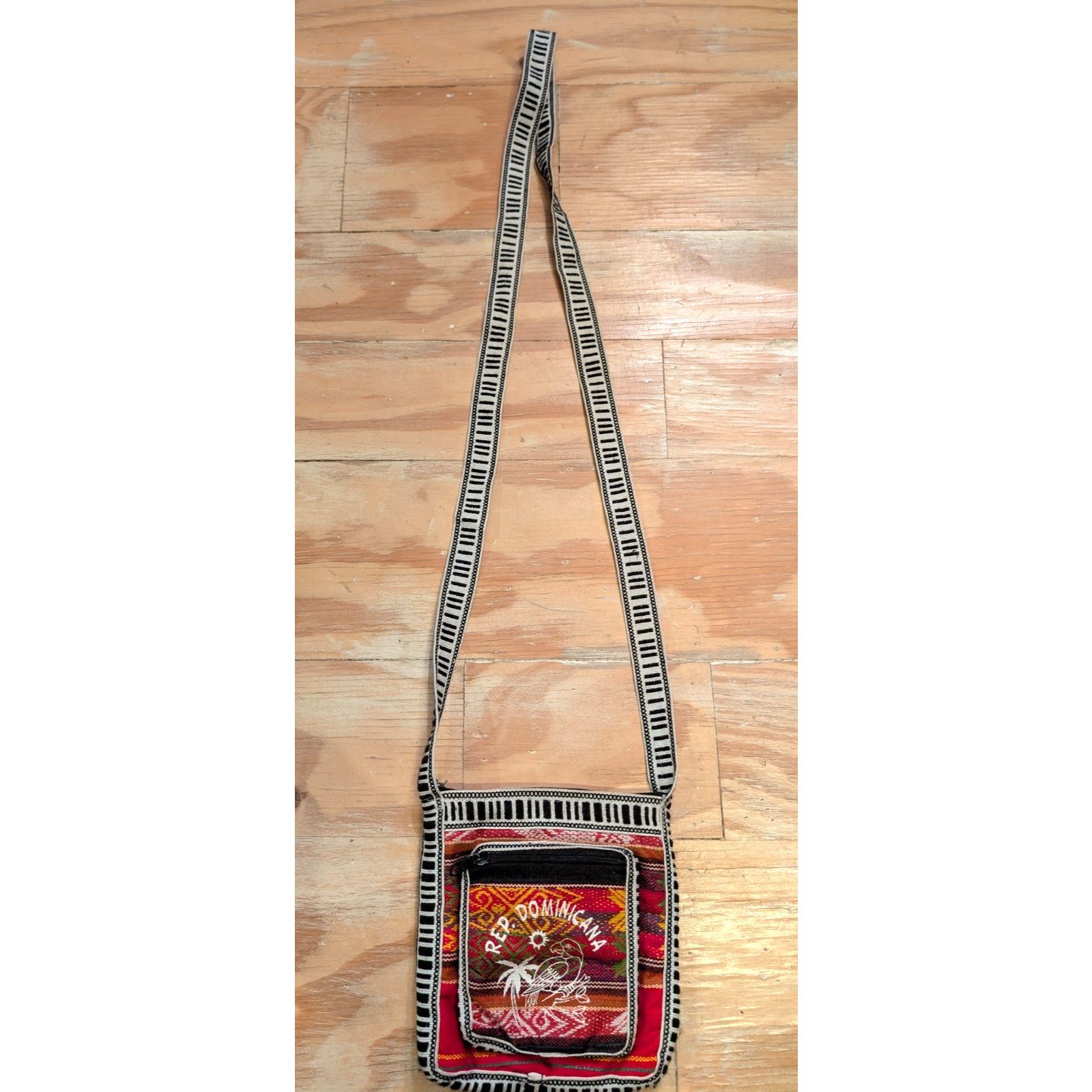 The Unbranded Brand Rep. Dominicana Crossbody Handbag Small 5" x 5.5" Zipper Bag Size ONE SIZE - 1 Thumbnail
