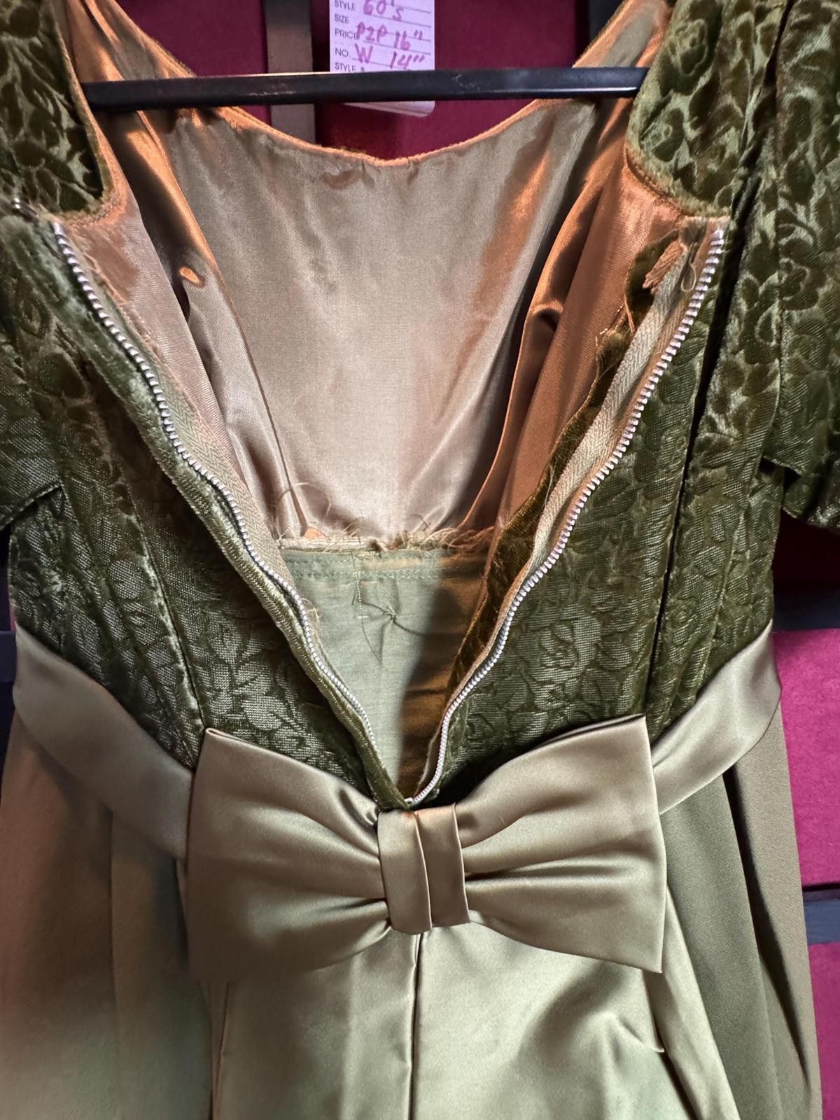 Designer 1960s dress olive green velvet with satin bows true vintage Size S / US 4 / IT 40 - 6 Thumbnail