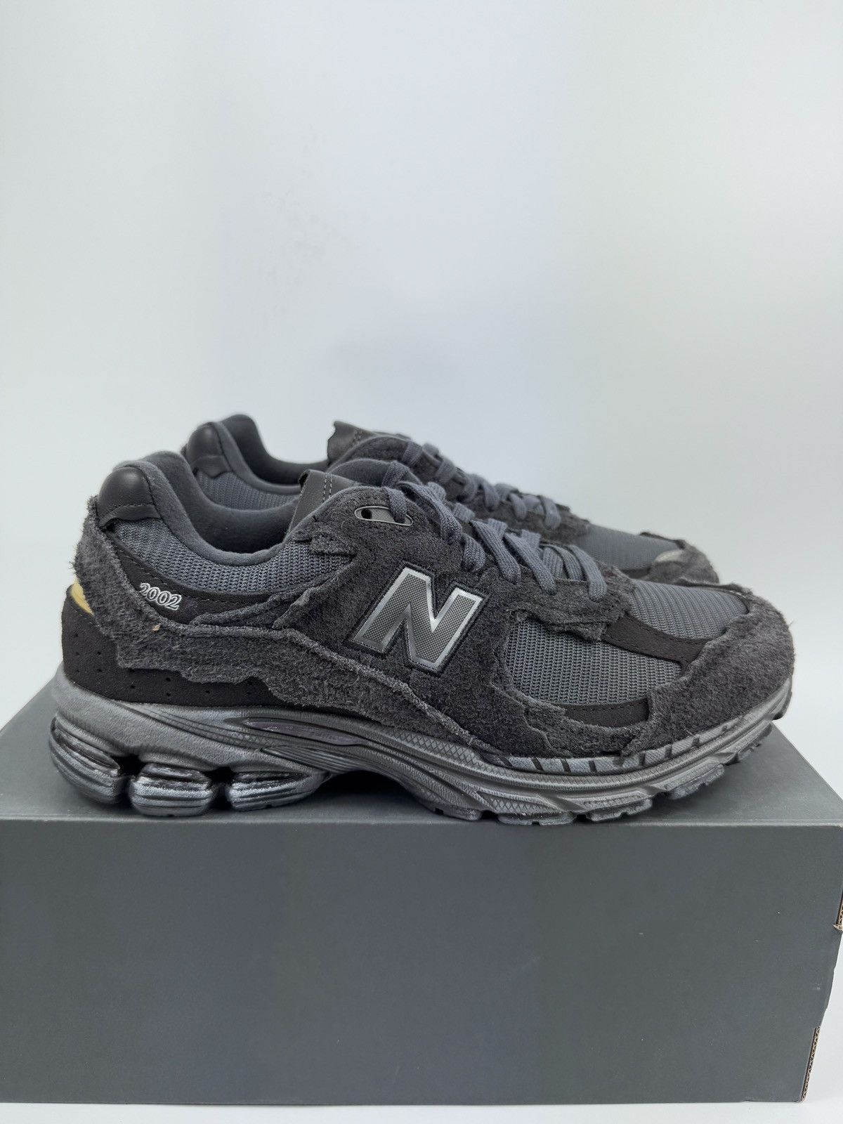 New Balance NEW BALANCE 2002R SNEAKERS Size US 9.5 / EU 42-43 - 1 Thumbnail
