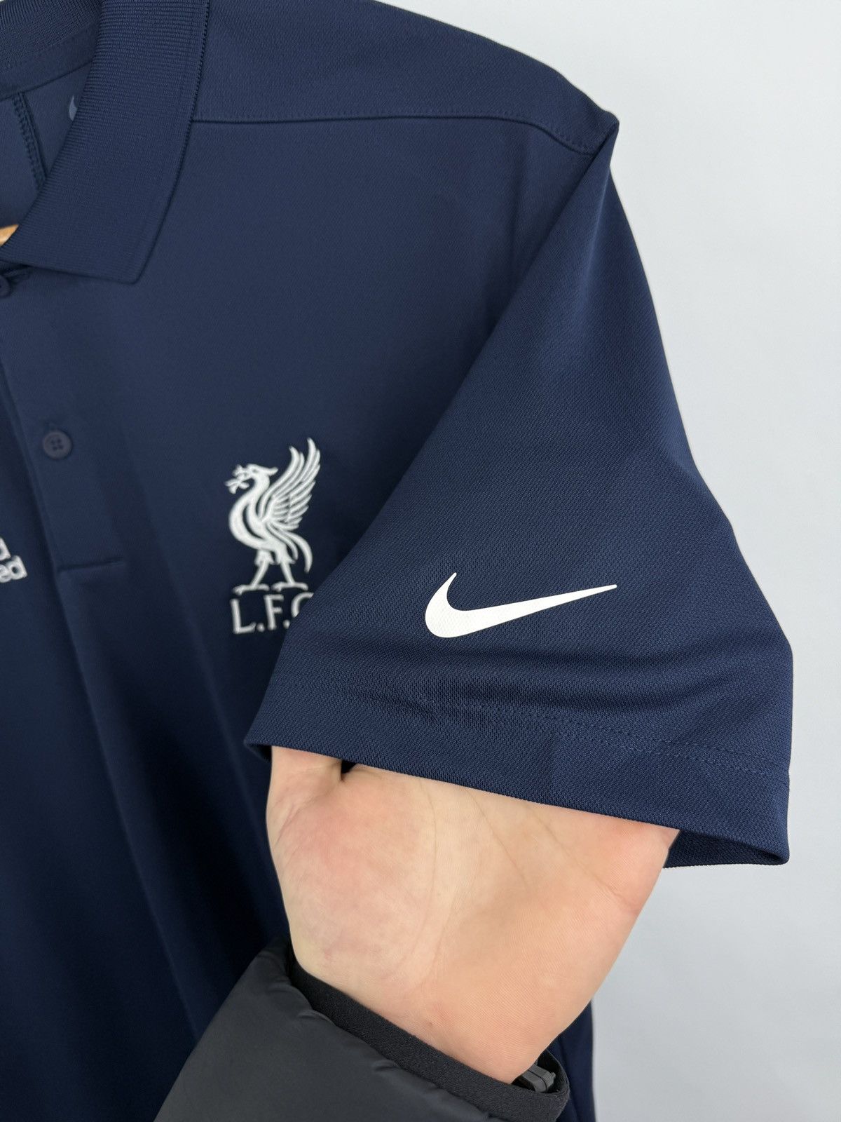 Nike 🏴󠁧󠁢󠁥󠁮󠁧󠁿 2023 Nike Liverpool LFC Standard Chartered Polo T-Shirt Size US M / EU 48-50 / 2 - 5 Thumbnail