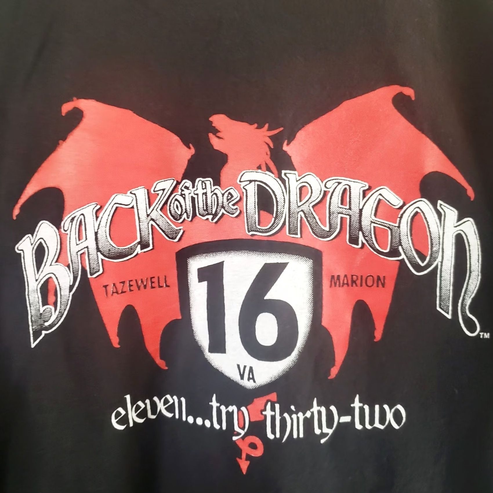 Hanes Hanes Back Of The Dragon T-Shirt 3XL Black Red Graphic Print Crew Neck Short Sleeve Unisex Adults Size US XXL / EU 58 / 5 - 2 Thumbnail